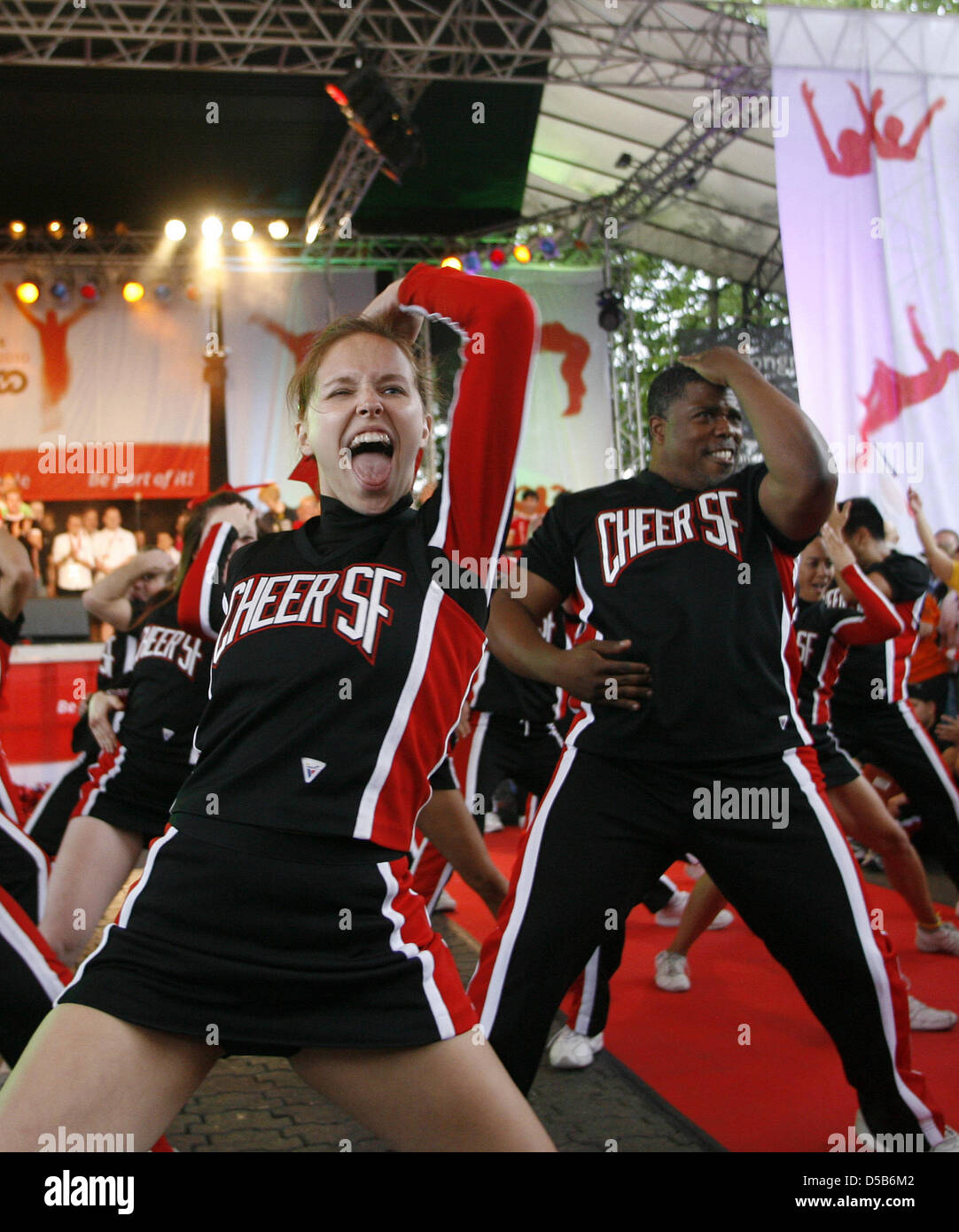 Cheer Leader feiern am Samstag (07.08.2010) in Köln auf der Abschlußveranstaltung der Gay Games den letzten Tag der 7-tägigen Sportveranstaltung. Bei den Sportspielen für Schwule und Lesben haben mehrere tausend Sportler aus rund 70 Nationen " teilgenommen. Foto: Roland Weihrauch dpa/lnw Foto Stock