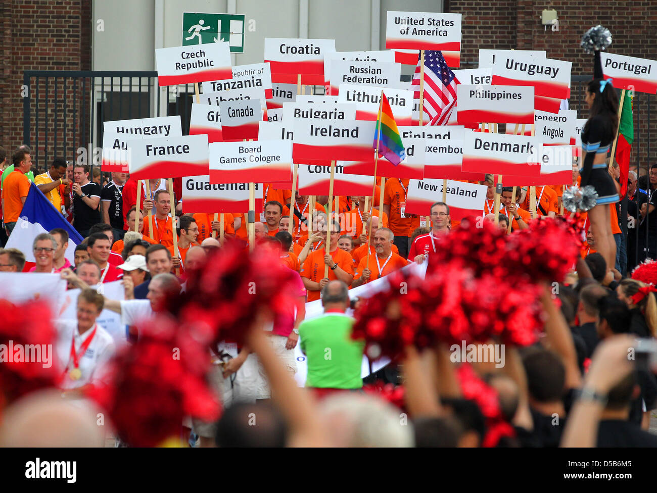 Cheer Leader feiern mit den Teilnehmern am Samstag (07.08.2010) in Köln auf der Abschlußveranstaltung der Gay Games den letzten Tag der 7-tägigen Sportveranstaltung. Bei den Sportspielen für Schwule und Lesben haben mehrere tausend Sportler aus rund 70 Nationen " teilgenommen. Foto: Roland Weihrauch dpa/lnw Foto Stock