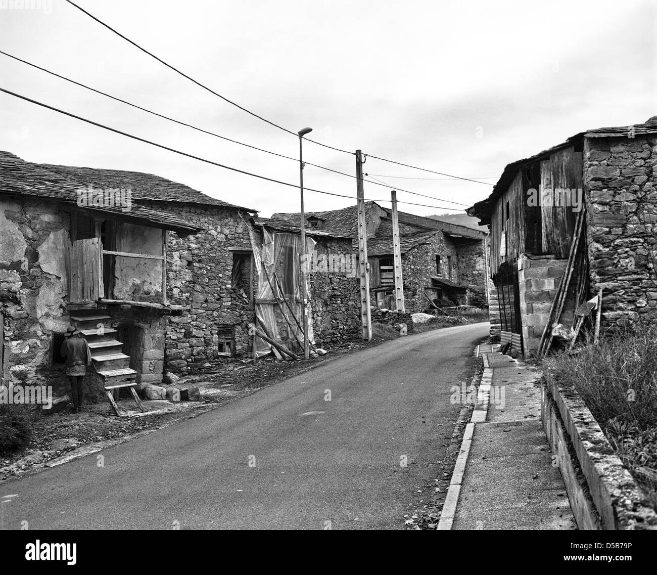 A Coruna, Spagna, Street con vecchie case in un villaggio Foto Stock