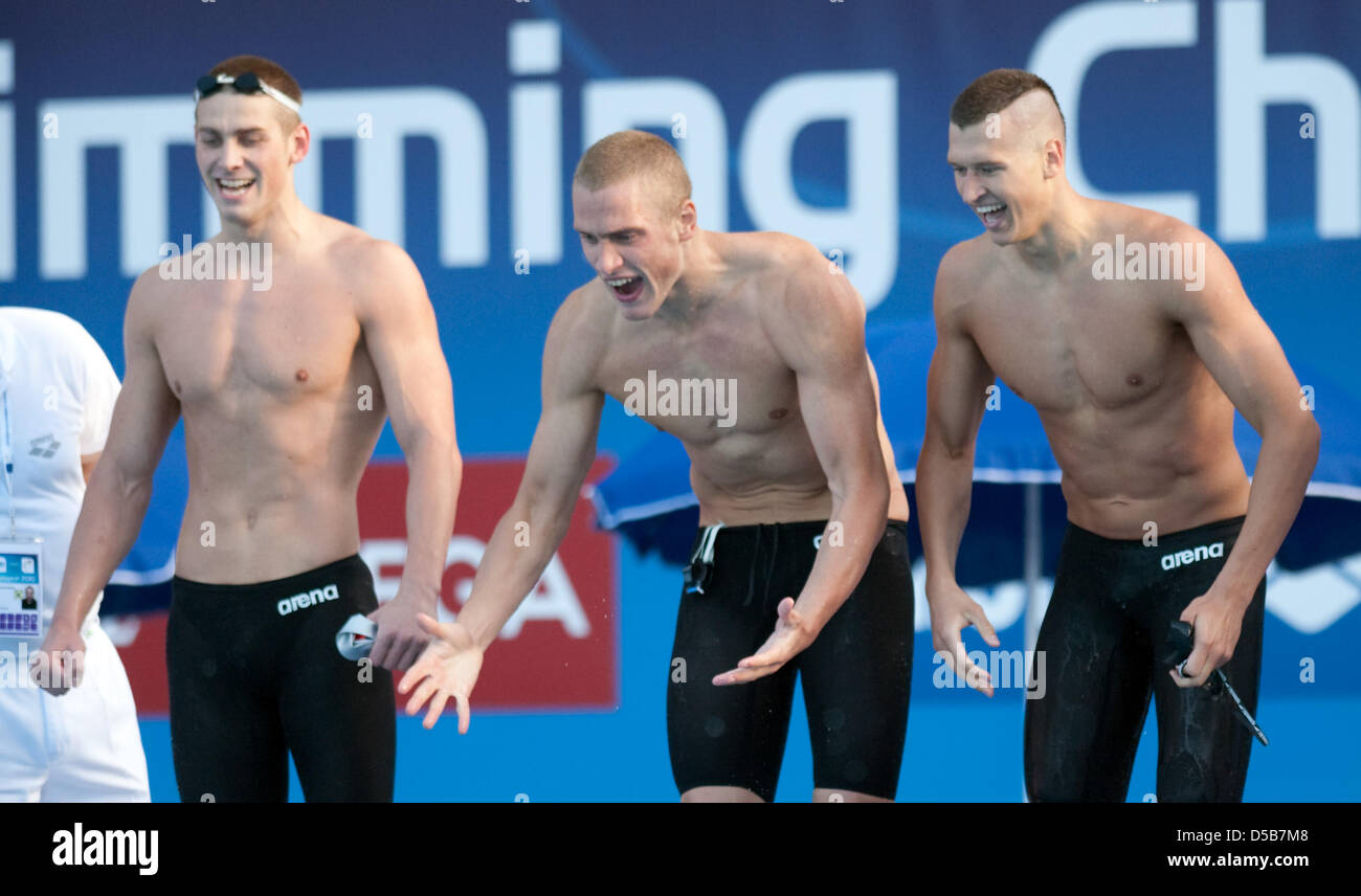 Schwimm-EM am Montag (09.08.2010) in Hajos Alfred-Tamas Szechy Schwimm-Anlage auf der Margareteninsel a Budapest in Ungarn. Die Teilnehmer der 4x100 Metro Staffel aus Russland feuern ihren Schlußschwimmer un. Die russische Staffel wurde in 3:A 12,46 Minuten Europameister. Foto: Bernd Thissen dpa Foto Stock