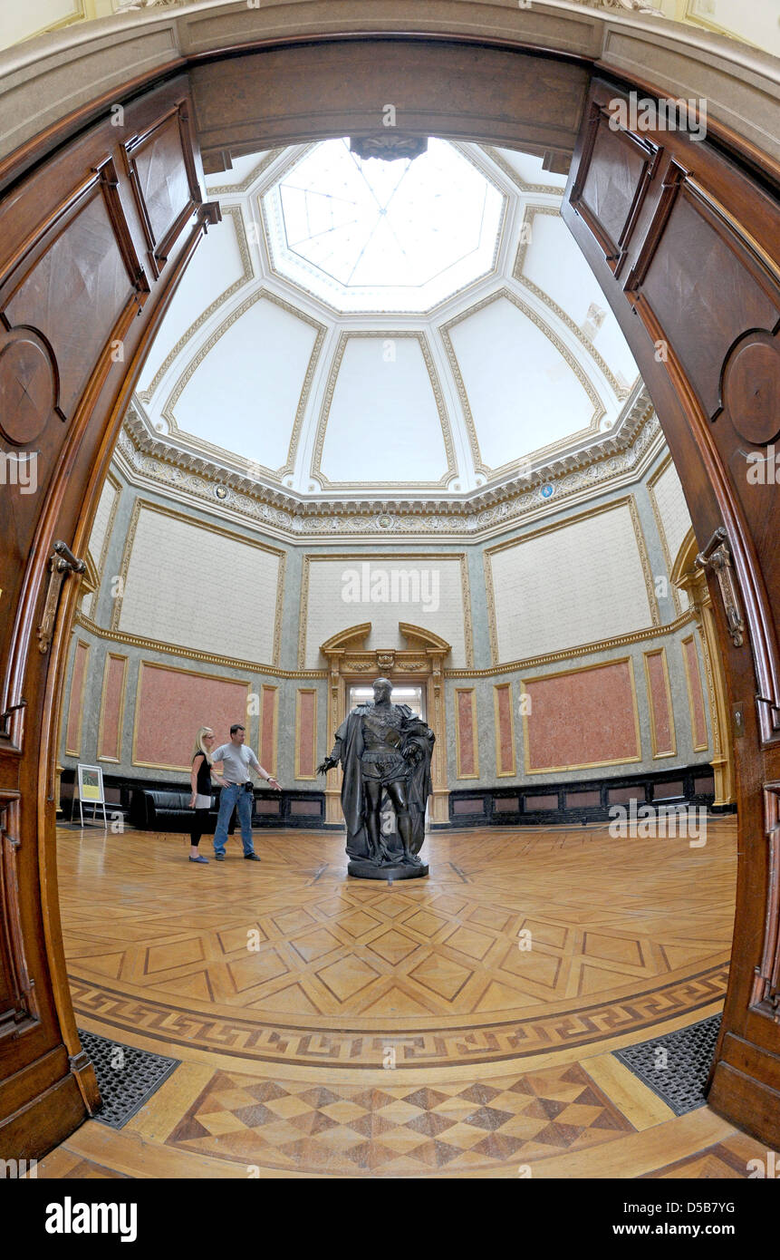 I visitatori osservano una scultura raffigurante Herzog (DUKE) Ernst II. di Saxony-Coburg e Gotha (1818-1893) nel Museo Naturalistico di Gotha, Germania, 10 agosto 2010. Il museo si trova in un edificio iniziato e costruito da Herzog Ernst II di Saxony-Coburg e Gotha a presentare la collezione elaborata del Herzog durante gli anni 1864-1879. Più di trecento anni di pezzi dall'ex art- Foto Stock