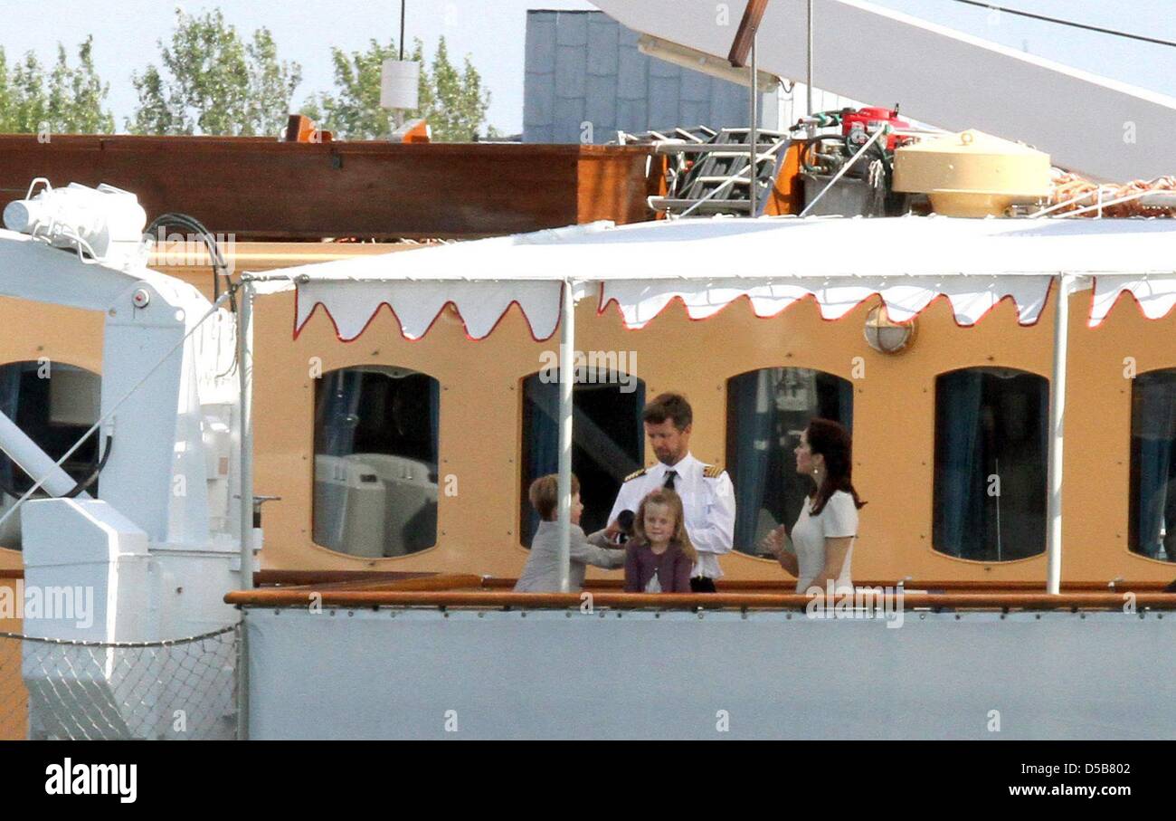 Danish Crown Prince Frederik, Principessa Maria e i loro figli la Principessa Isabella e del principe cristiano assistere alla celebrazione della Marina danese il 500 anniversario a Copenhagen, in Danimarca, il 10 agosto 2010. Foto: Albert Nieboer Foto Stock