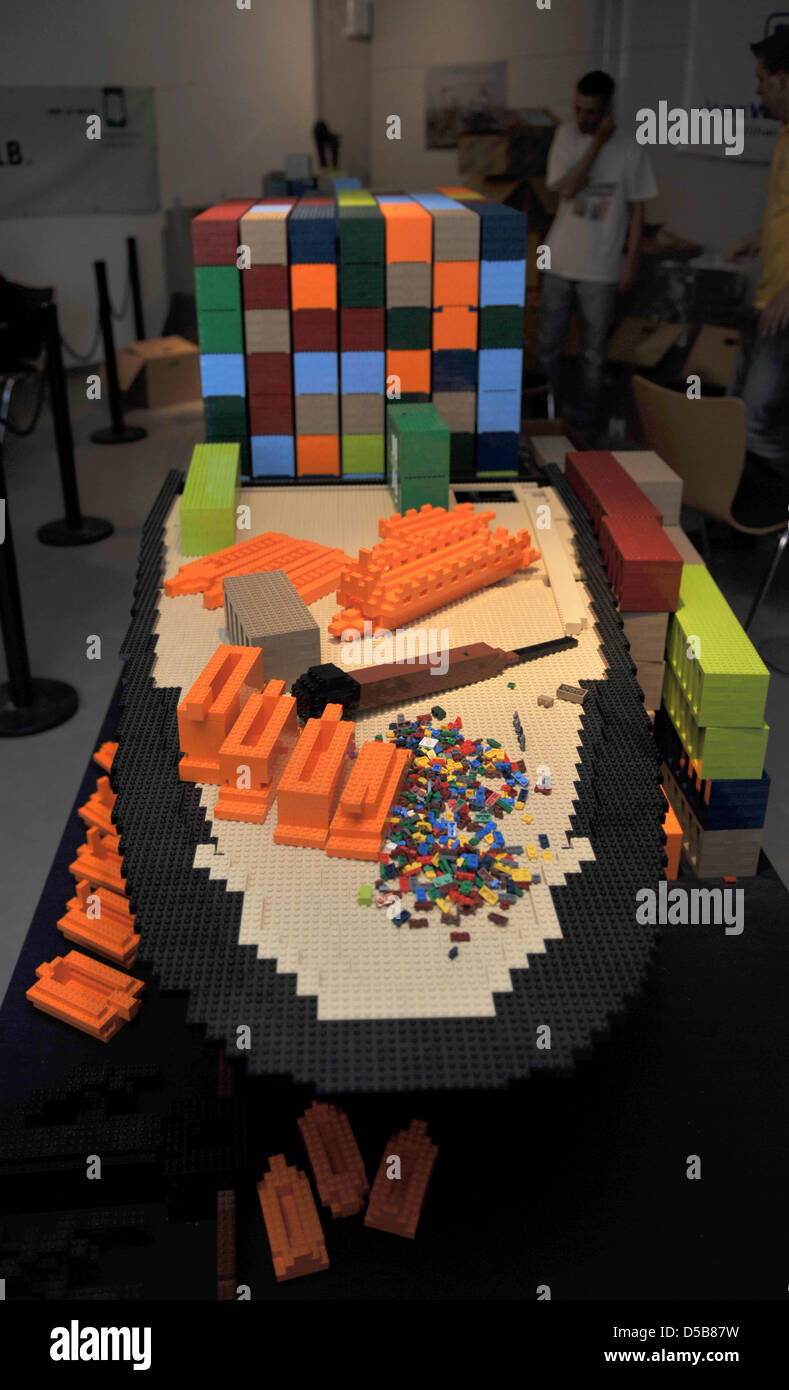 Besucher bestaunen am Freitag (06.08.2010) im JadeWeserPort Infocenter in Wilhelmshaven das Modell eines Containerschiffs aus Legosteinen das einen Eintrag ins Guinness Buch der Rekorde sichern soll. Bislang kommt das Schiff auf eine LŠnge von 5,5 metri. Bug, Heck und der Dreiviertel contenitore sind fertig. BrŸcke und einige BordwŠnde fehlten noch. Der Weltrekord bleibt auf jeden F Foto Stock
