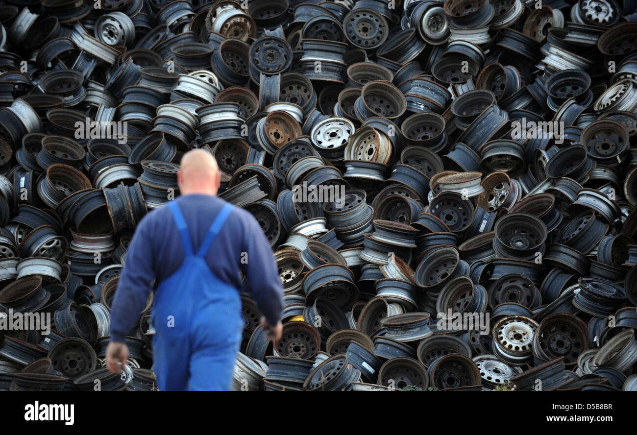Krostitz, Germania, le vecchie ruote in acciaio in un junkyard Foto Stock