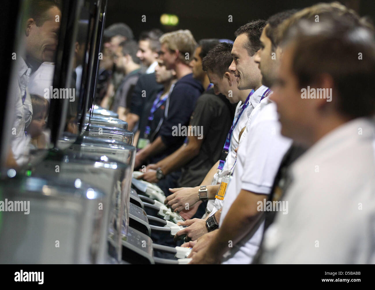 Visitatori check out il nuovo 'Xbox' al gamescom fiera a Colonia, 18 agosto 2010. In Europa la più grande fiera di giochi interattivi si svolge dal 18 al 22 agosto. Foto: Oliver Berg Foto Stock