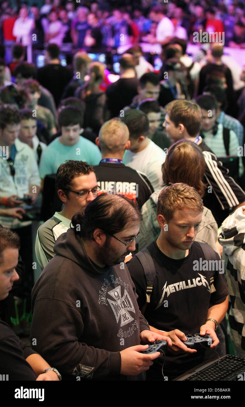 Visitatori check out giochi al gamescom fiera a Colonia, 19 agosto 2010. In Europa la più grande fiera di giochi interattivi si svolge dal 18 al 22 agosto. Foto: Oliver Berg Foto Stock