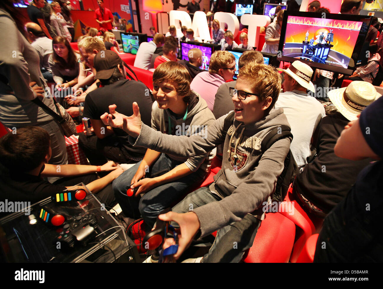 Visitatori check out giochi al gamescom fiera a Colonia, 19 agosto 2010. In Europa la più grande fiera di giochi interattivi si svolge dal 18 al 22 agosto. Foto: Oliver Berg Foto Stock