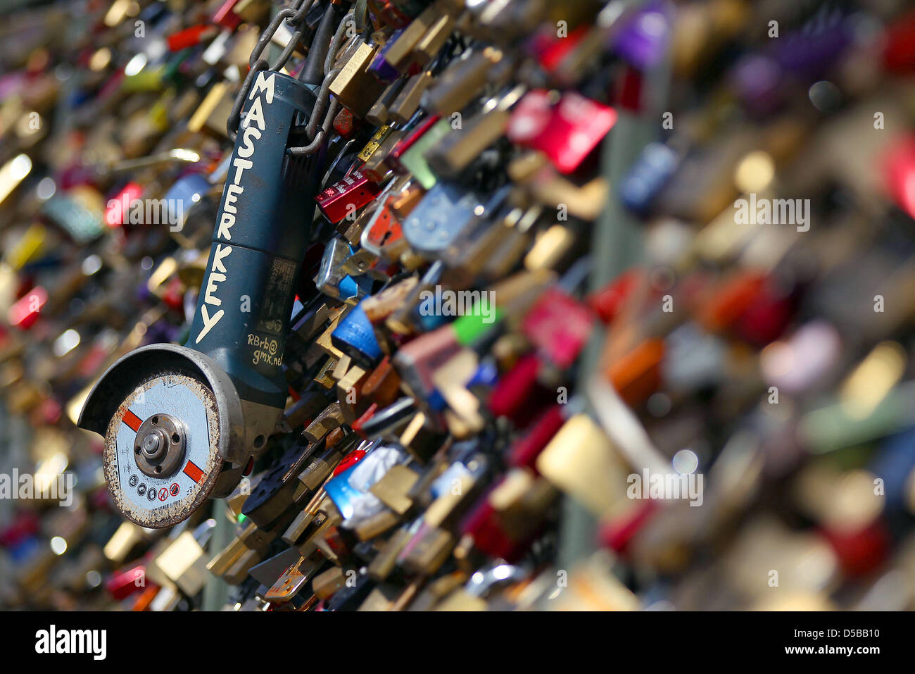 Un 'master' chiave è montata all'" amore blocca' sul ponte di Hohenzollern a Colonia, Germania, 20 agosto 2010. Le coppie romantiche venite qui per esprimere il loro amore con un lucchetto. La smerigliatrice angolare tagged 'master' chiave è stata probabilmente intendeva ironico. Foto: OLIVER BERG Foto Stock