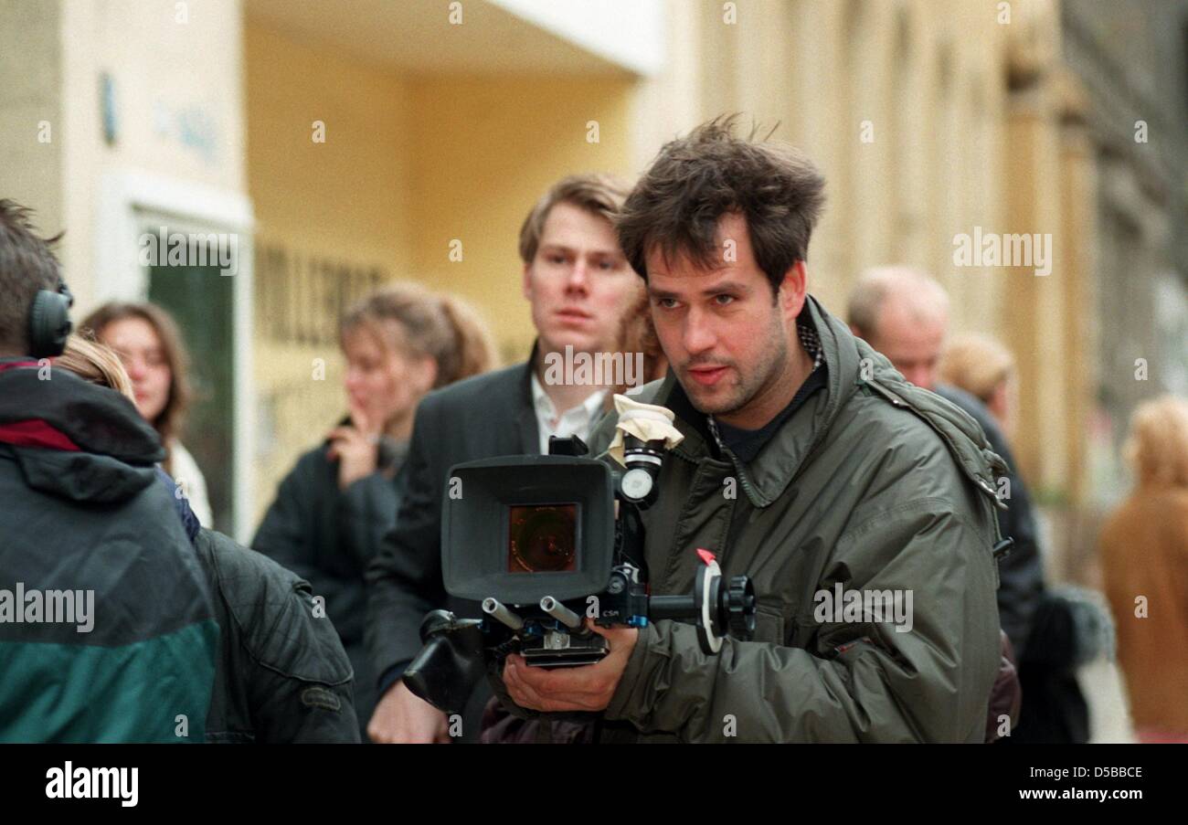 (FILE) un file immagine datata 30 ottobre 1996 del teatro tedesco e opera regista Christoph Schlingensief girando un film a Berlino, Germania. Secondo le informazioni rilasciate dalla Triennale della Ruhr arts festival, Christoph Schlingensief morì il 21 agosto 2010 dopo un lungo periodo di sofferenza del cancro del polmone. Un triennale della Ruhr portavoce ha confermato su richiesta dell'Agenzia Tedesca di Stampa dpa che Schlingen Foto Stock