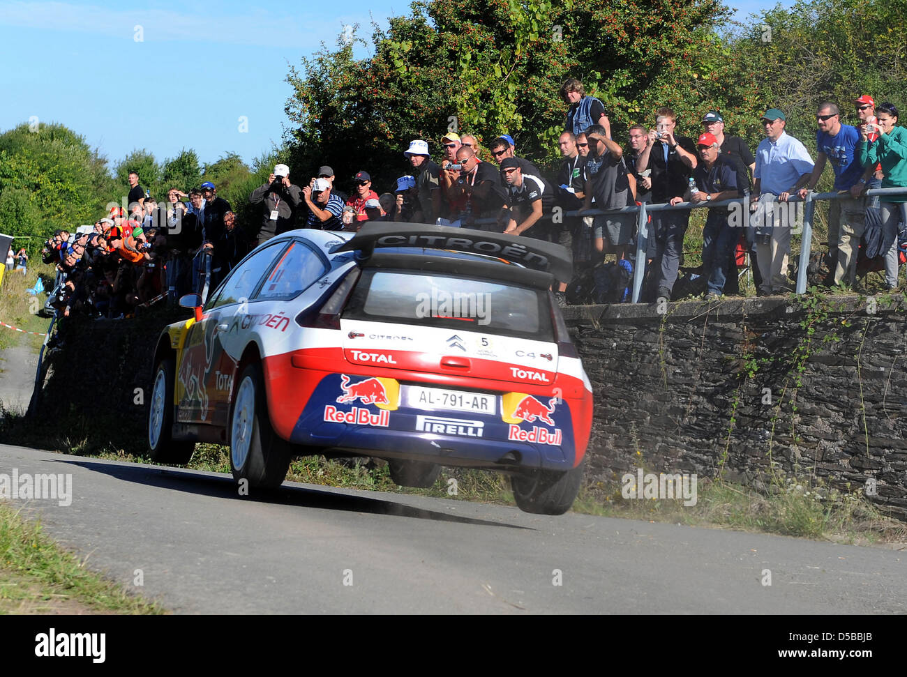 Francese pilota di Rally Sebastien Loeb e il francese suo copilota Daniel Elena gara lungo la pista di loro Citroen C4 WRC durante l'ADAC Rallye Germania vicino Grewenich, Germania, 20 agosto 2010. Foto: Harald Tittel Foto Stock