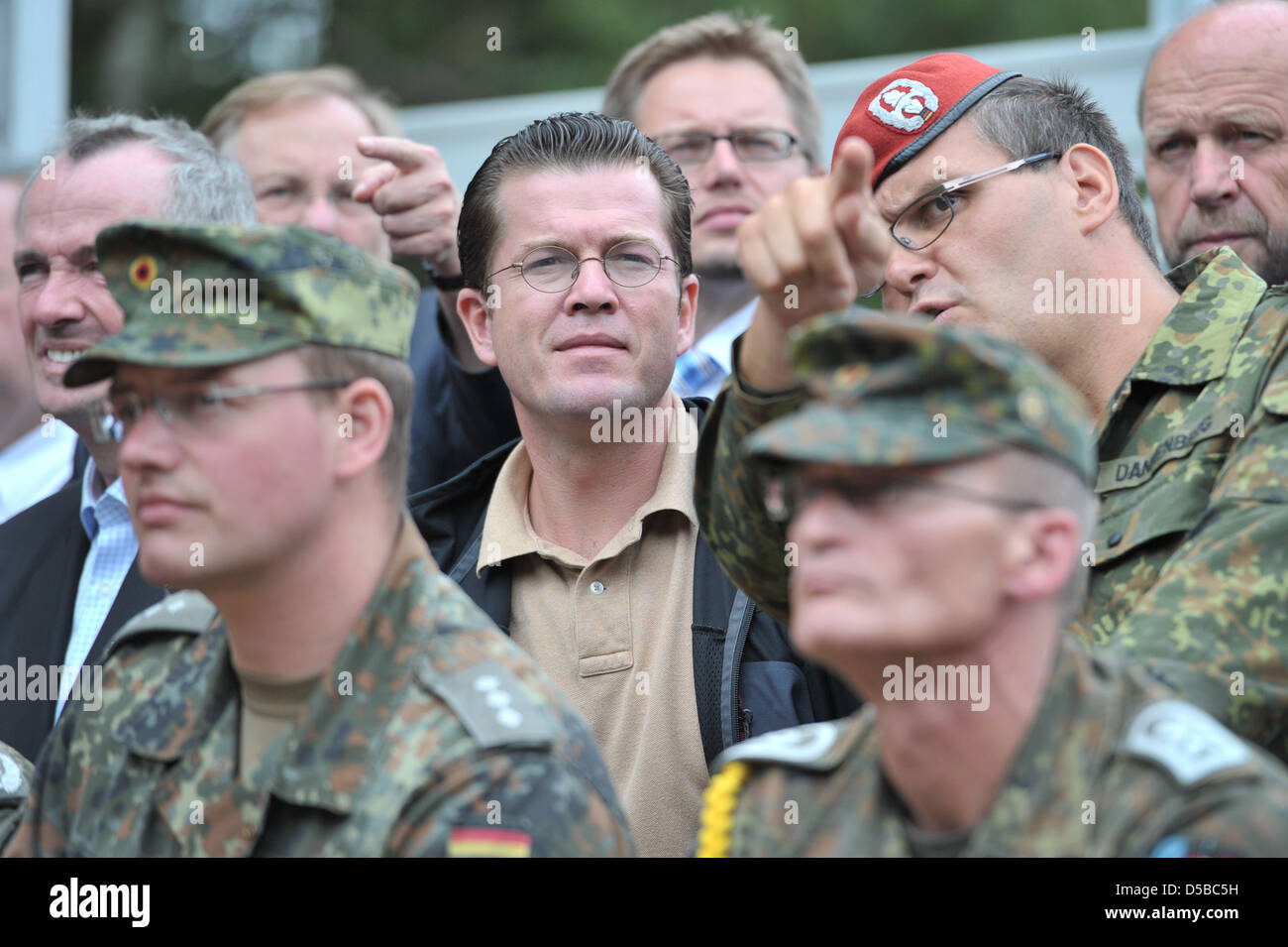 Il tenente colonnello Kurt Dannenberg (R) spiega un ponte la costruzione di procedura per il ministro della Difesa tedesco Karl-Theodor zu Guttenberg (CSU) durante una presentazione delle forze armate tedesche soldati alla zona di addestramento militare Grafenwoehr (Palatinato), Germania, 24 agosto 2010. Guttenberg ha visitato l'ingegnere corazzato battaglione 701 sulla zona di addestramento militare Grafenwoehr durante il suo Foto Stock