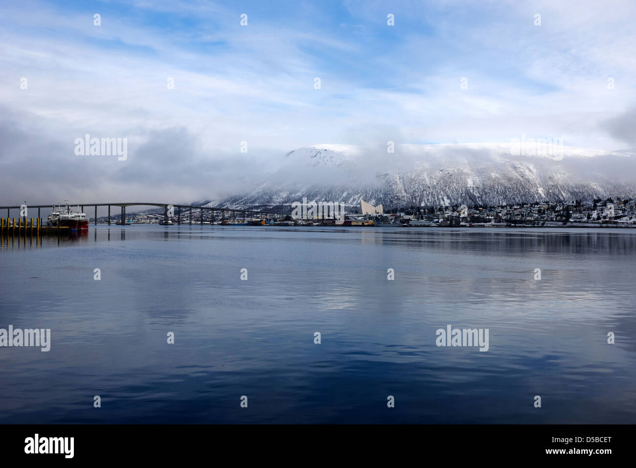Tromso lungomare e ponte in una fredda giornata invernale di Troms Norvegia europa Foto Stock