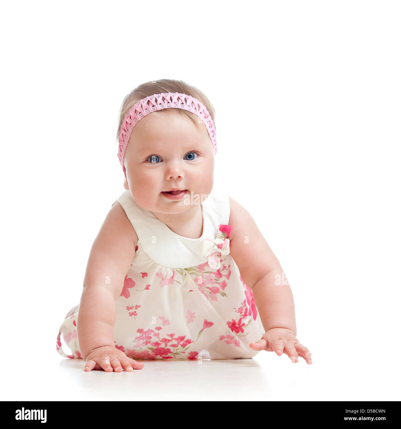 Bellissima bambina di strisciare sul pavimento su sfondo bianco Foto Stock