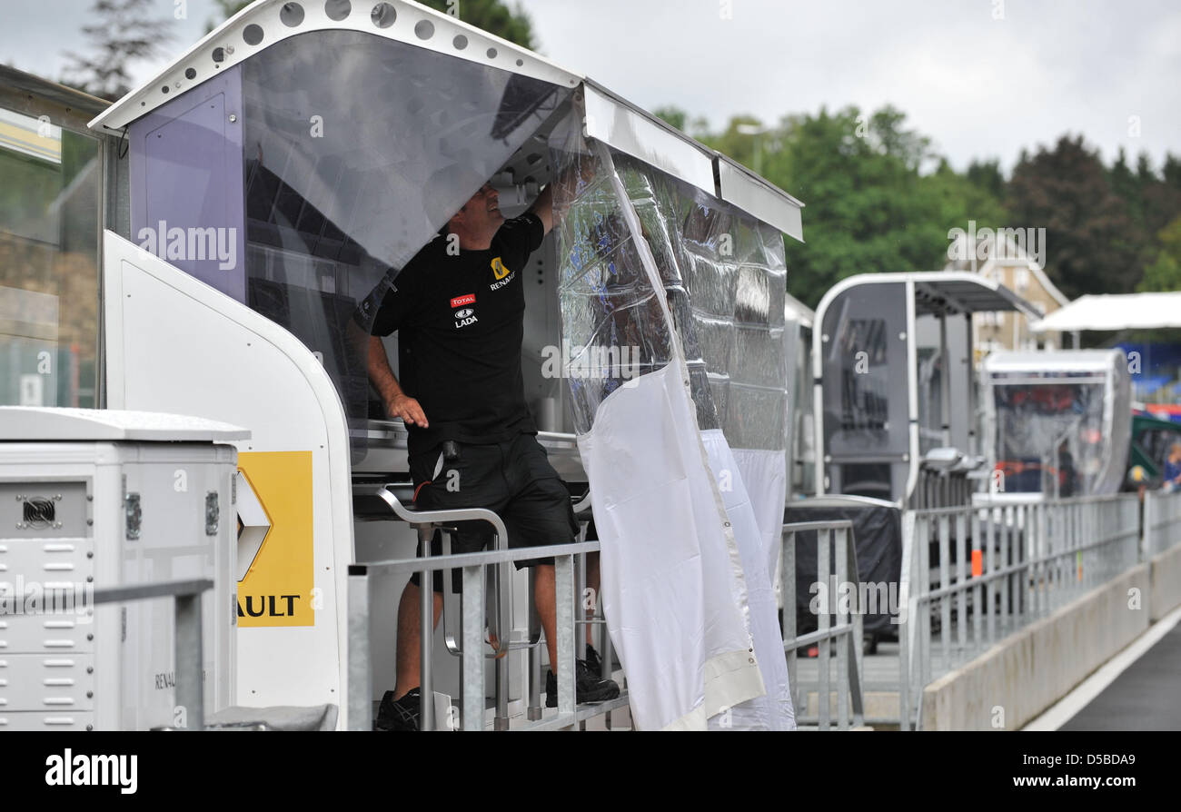 Un meccanico Renault appone la protezione dalla pioggia al muretto dei box a Spa Francorchamps, Belgio, 26 agosto 2010. Il 29 agosto 2010, il Gran Premio del Belgio, la tredicesima gara di Formula Uno Stagione, inizia a. Foto: Peter Steffen Foto Stock