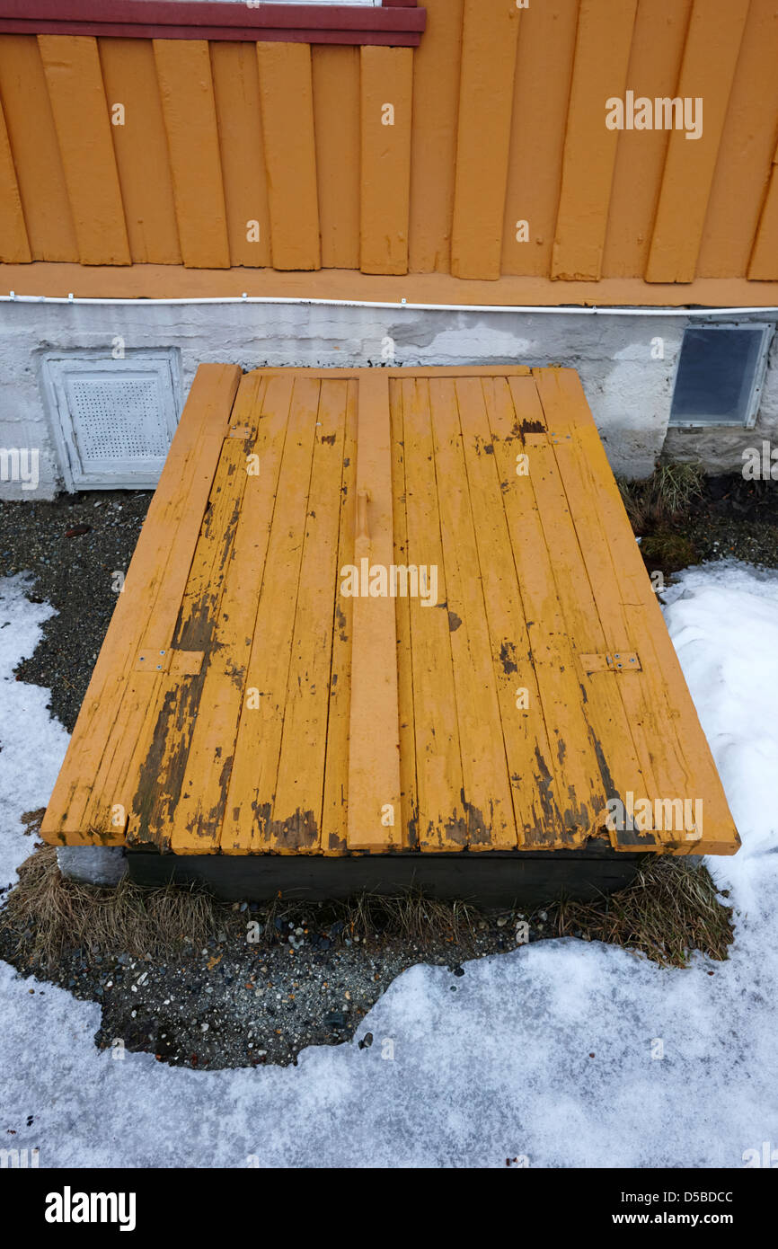 Vecchio usurato verniciato giallo cantine nella storica casa troms Tromso Norvegia europa Foto Stock