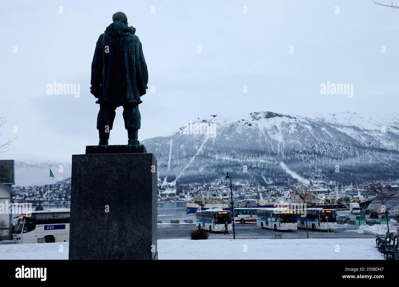 Statua di avventuriero Roald Amundsen si affaccia sul porto di Tromso e montagna floya troms Norvegia europa Foto Stock