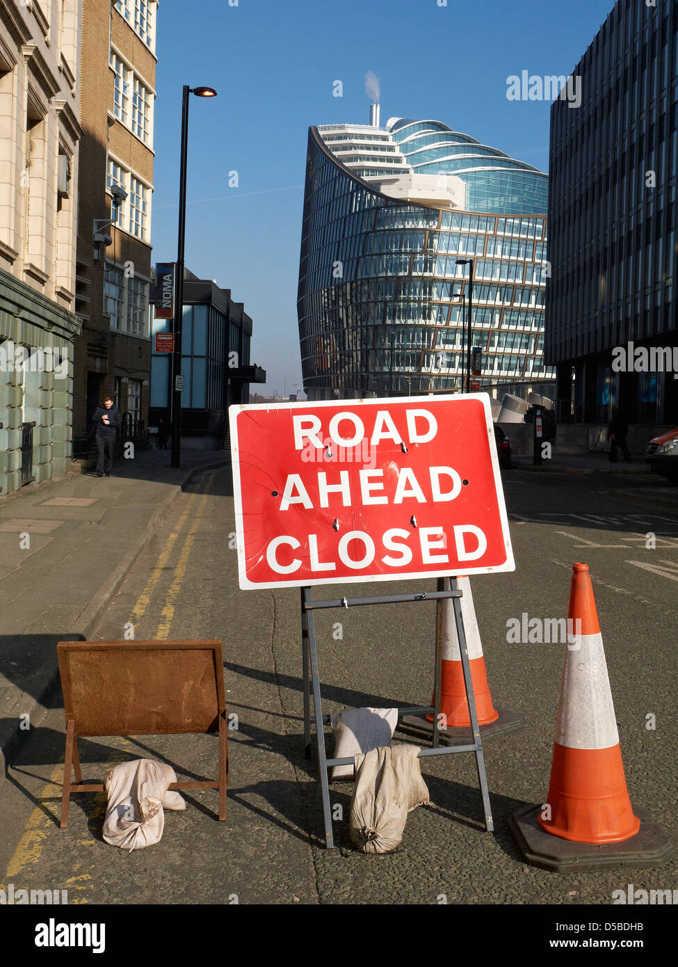 Chiusura della strada segno con il Noma edificio in Manchester REGNO UNITO Foto Stock