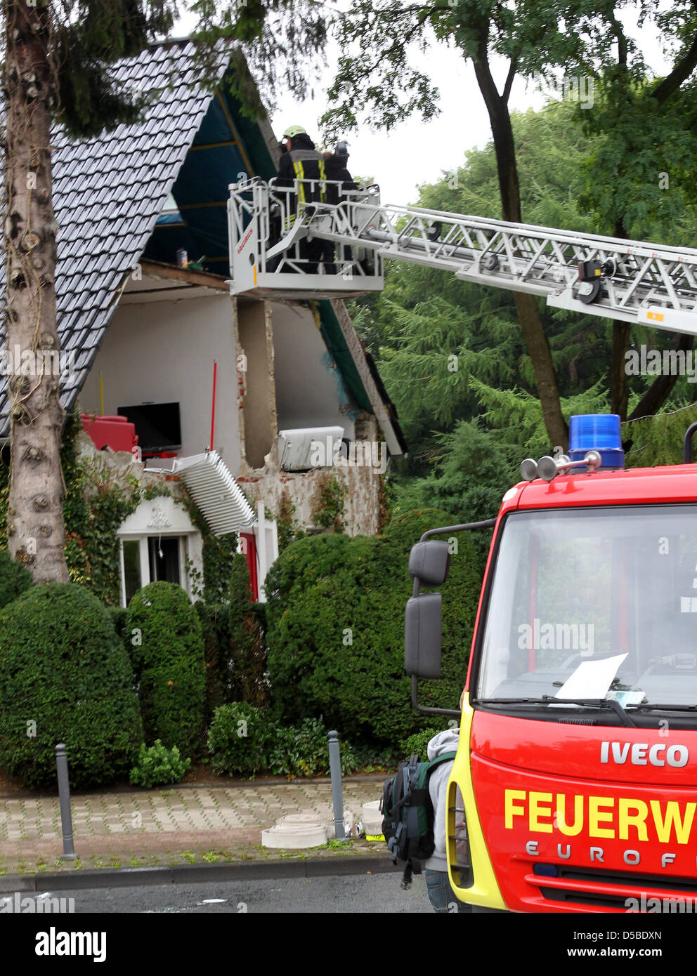 Die Feuerwehr kontrolliert am Freitag (27.08.2010) a Bochum die Trümmer eines Zweifamilienhauses, in dem es aus noch unbekannter Ursache eine esplosione gegeben hatte. Es wurde niemand verletzt, da die Bewohner bei der esplosione nicht anwesend waren. Foto: Roland Weihrauch dpa/lnw Foto Stock