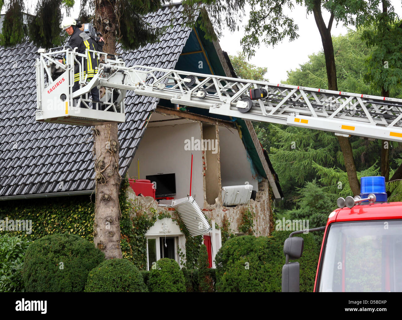 Die Feuerwehr kontrolliert am Freitag (27.08.2010) a Bochum die Trümmer eines Zweifamilienhauses, in dem es aus noch unbekannter Ursache eine esplosione gegeben hatte. Es wurde niemand verletzt, da die Bewohner bei der esplosione nicht anwesend waren. Foto: Roland Weihrauch dpa/lnw Foto Stock