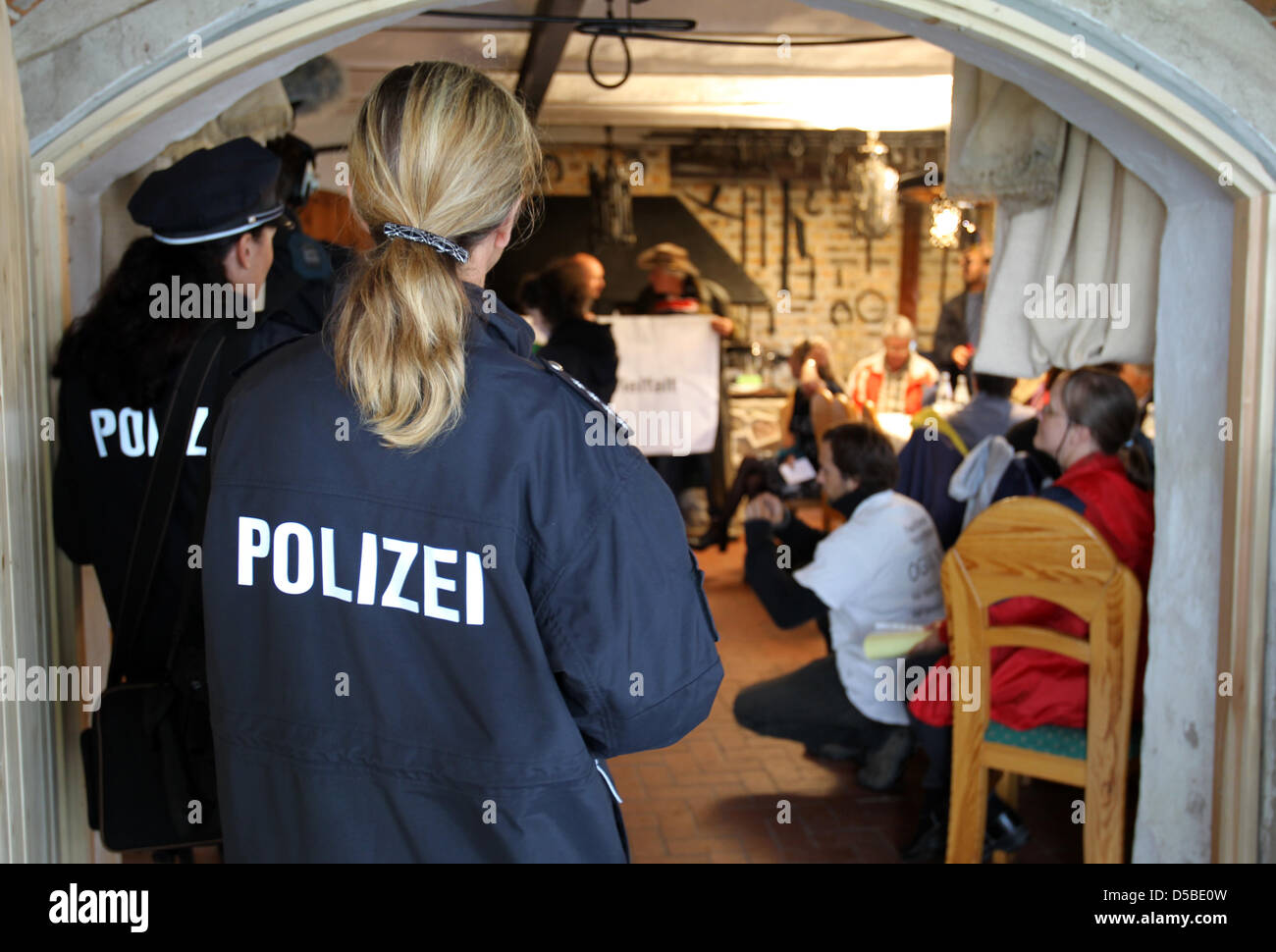 Anti-GM activistsduring un rally contro BASF GM Amflora patata in Zepkow, Germania, 27 agosto 2010. Backhaus chiede ancora una volta la sua controparte bavarese di vietare la coltivazione della patata GM Amflora. Foto: BERND WUESTNECK Foto Stock