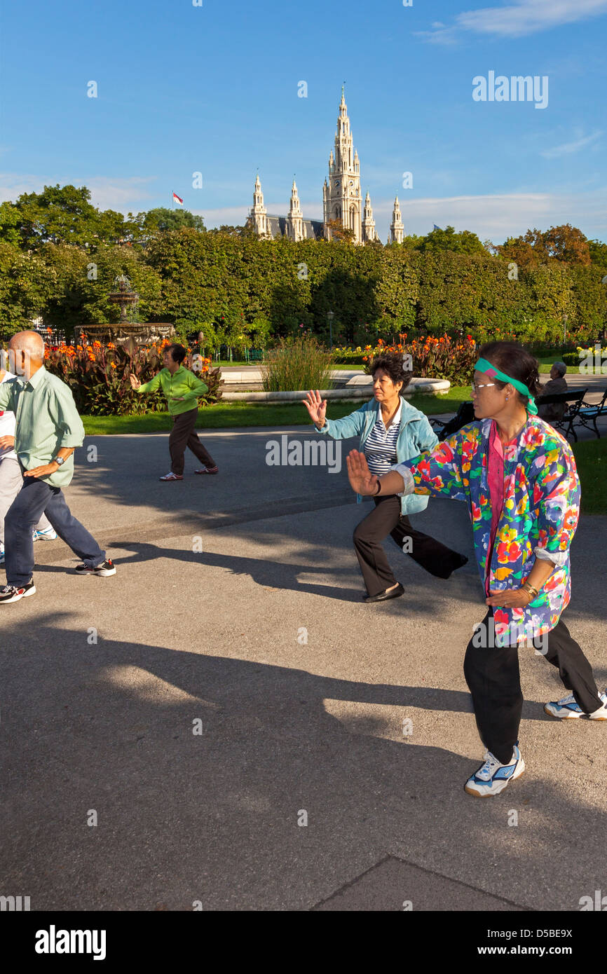 Persone che praticano Tai chi nel Volksgarten, nel centro di Vienna, in Austria Foto Stock