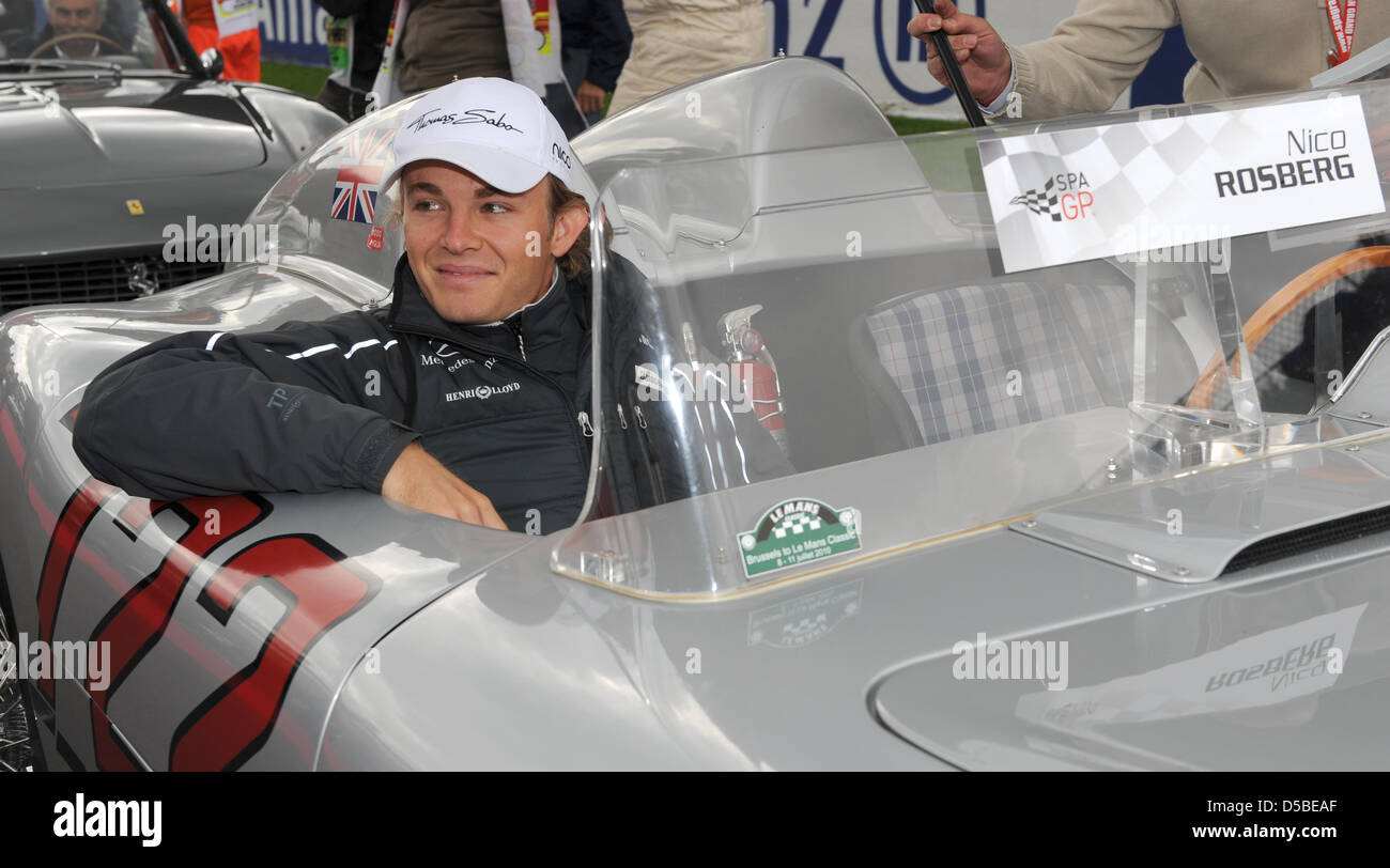 Il driver tedesco Nico Rosberg della Mercedes GP si siede in un auto classica durante i driver-parade prima dello start del Gran Premio del Belgio a Spa-Francorchamps vicino a Spa, Belgio, 29 agosto 2010. Il 2010 di Formula 1 Gran Premio del Belgio è tenuto il 29 agosto 2010. Foto: PETER STEFFEN Foto Stock