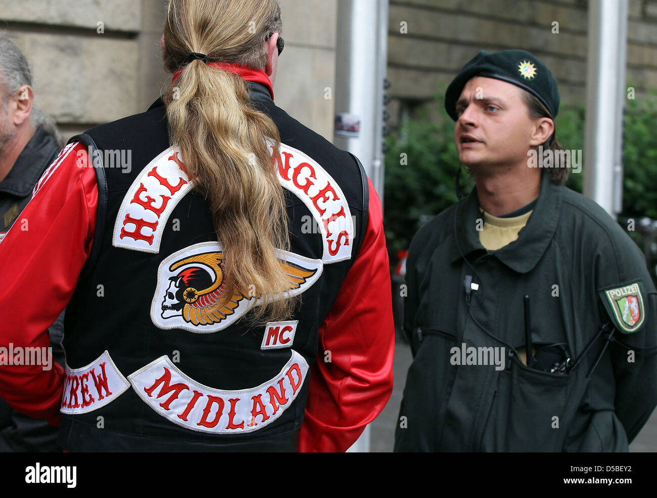 Un membro della "Hell's Angels' moto club parla di un funzionario di polizia di fronte al tribunale regionale di Duisburg, Germania, 30 agosto 2010. Lo stesso giorno la Corte si pronuncia la sua sentenza di un 31-anno-vecchio membro del club che è accusato di fatalmente la ripresa di un membro del club rivale 'Bandidos' più di dieci mesi fa. Foto: OLIVER BERG Foto Stock