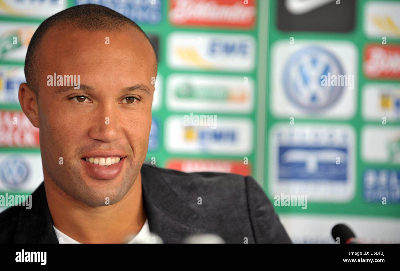 Bundesliga tedesca club SV Werder Bremen è di nuovo firmato Mikael Silvestre sorride dopo la sua presentazione in Bremen, Germania, 30 agosto 2010. Brema ha firmato il 33-anno-vecchio defender dal lato inglese Arsenal su un trasferimento libero. Foto: CARMEN JASPERSEN Foto Stock