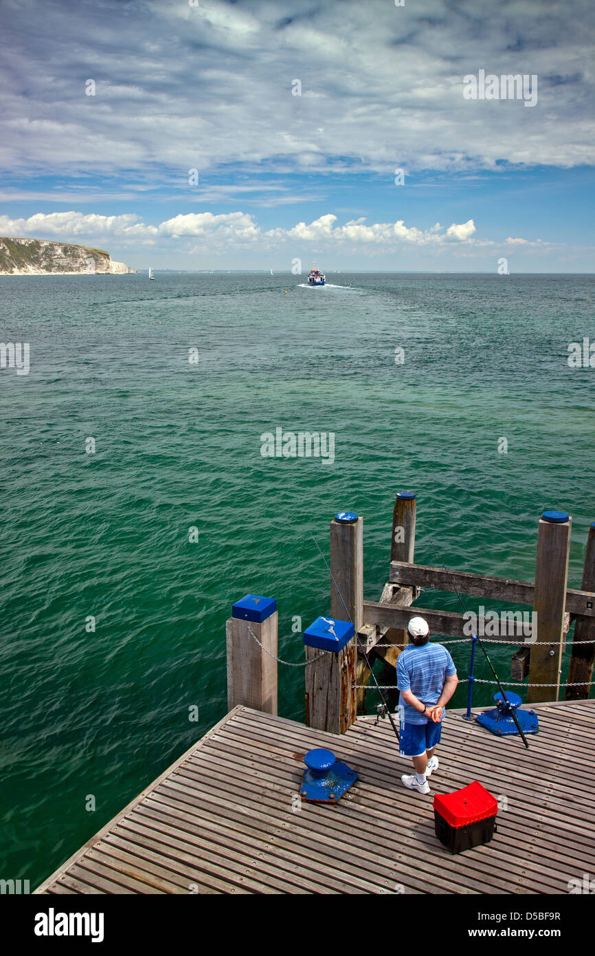 Un pescatore di orologi il Poole - Swanage traghetto in partenza da il restaurato molo vittoriano a Swanage nel Dorset England Regno Unito Foto Stock