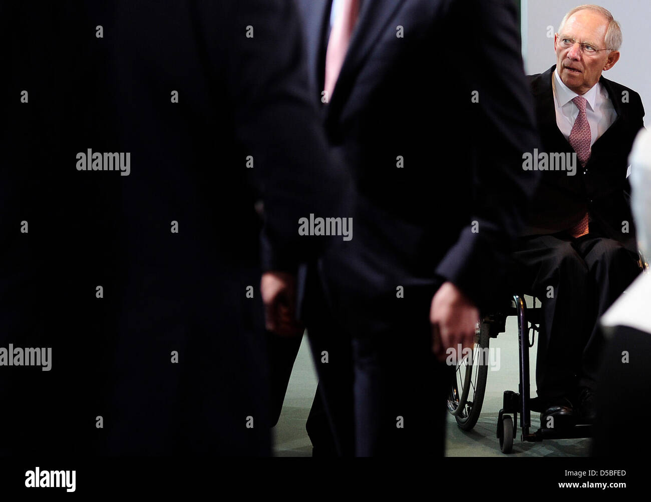 Il Ministro delle finanze tedesco Wolfgang Schaeuble arriva in una riunione del gabinetto di Berlino, Germania, 01 settembre 2010. Alla riunione, il governo federale ha convenuto di trasmettere il controverso il consolidamento di bilancio bill, che copre la maggior parte dei 80 miliardi di euro del programma di risparmio per i prossimi quattro anni. Foto: HANNIBAL HANSCHKE Foto Stock