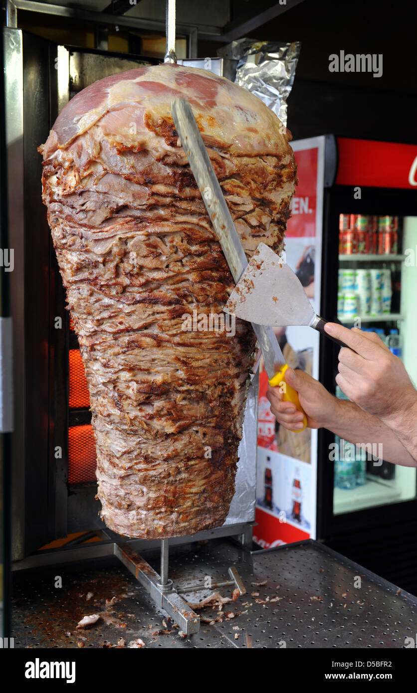 Berlino, Germania, un venditore di tagli di carne da un Doenerspiess Foto Stock