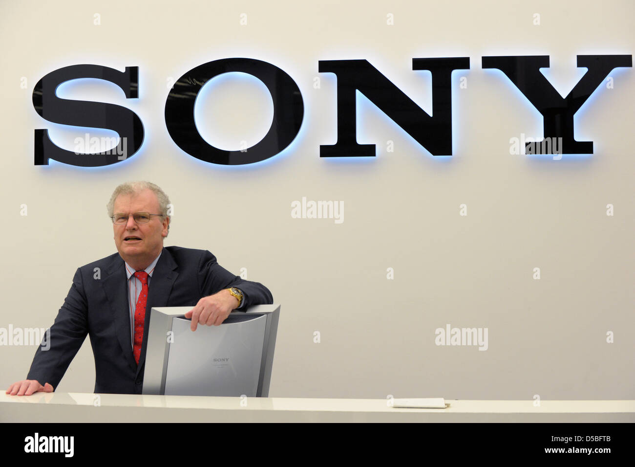 Presidente di Sony Corporation Sir Howard Stringer si appoggia su di uno schermo di un computer prima della premiere del film "La terza dimensione" di Berlino, Germania, 1 settembre 2010. Il 40min-lungo film è una combinazione di 3D-tiene un concerto del pianista cinese Lang Lang. Foto: Soeren Stache Foto Stock