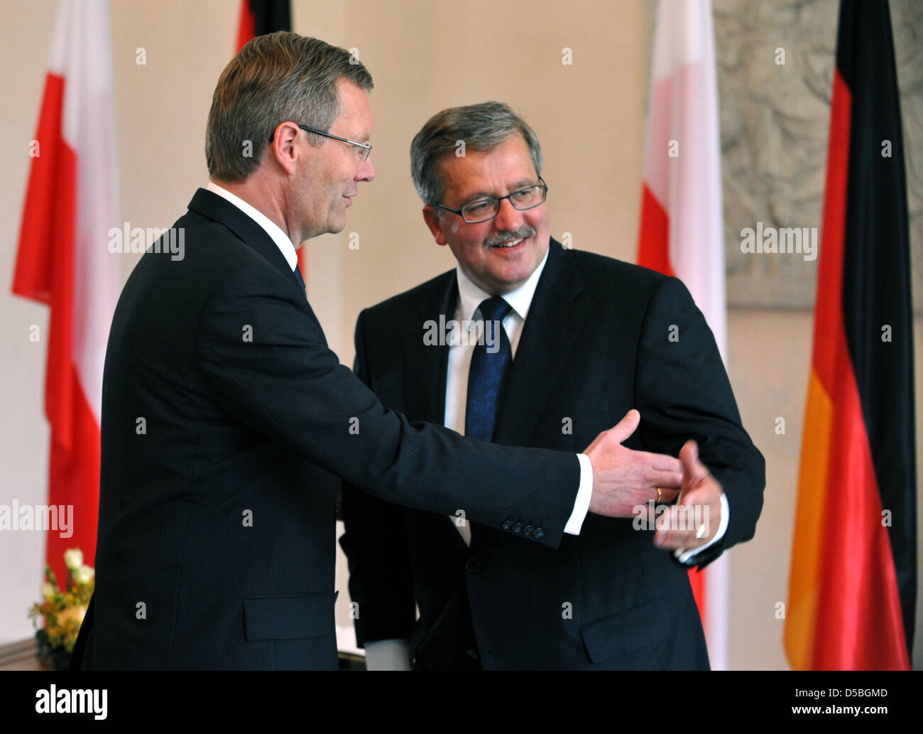 Presidente della Repubblica di Polonia Bronislaw Komorowski (R) e Presidente federale tedesco Christian Wulff (L) a parlare a Bellevue a Berlino, Germania, 03 settembre 2010. Il neo eletto Presidente polacco trascorre la giornata a Berlino per pagare la sua visita inaugurale. Foto: Rainer Jensen Foto Stock