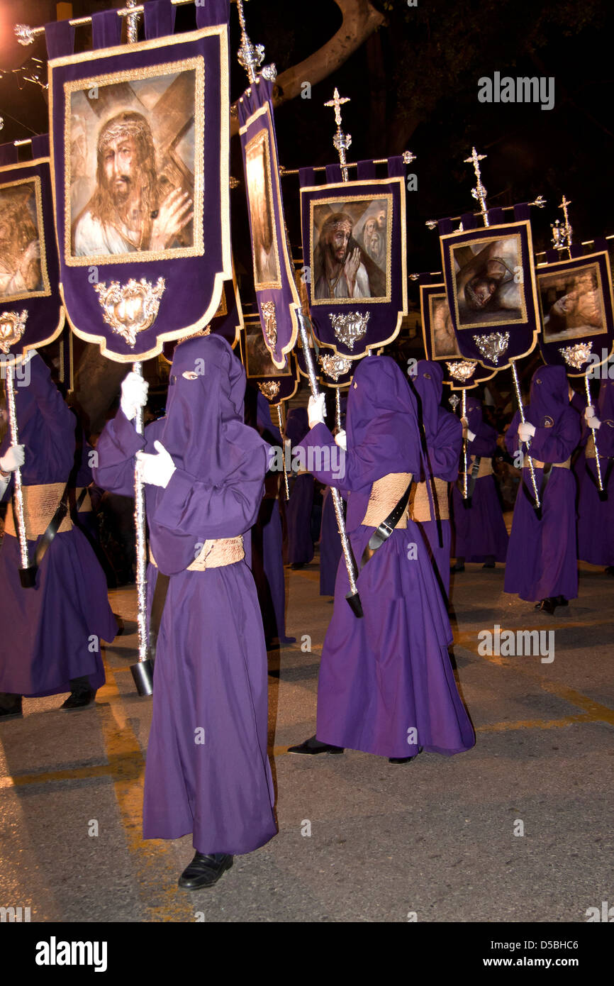 La Fraternità della passione che passa nel cammino della penitenza nel santo lunedì durante la Settimana Santa a Malaga, in Andalusia, Foto Stock