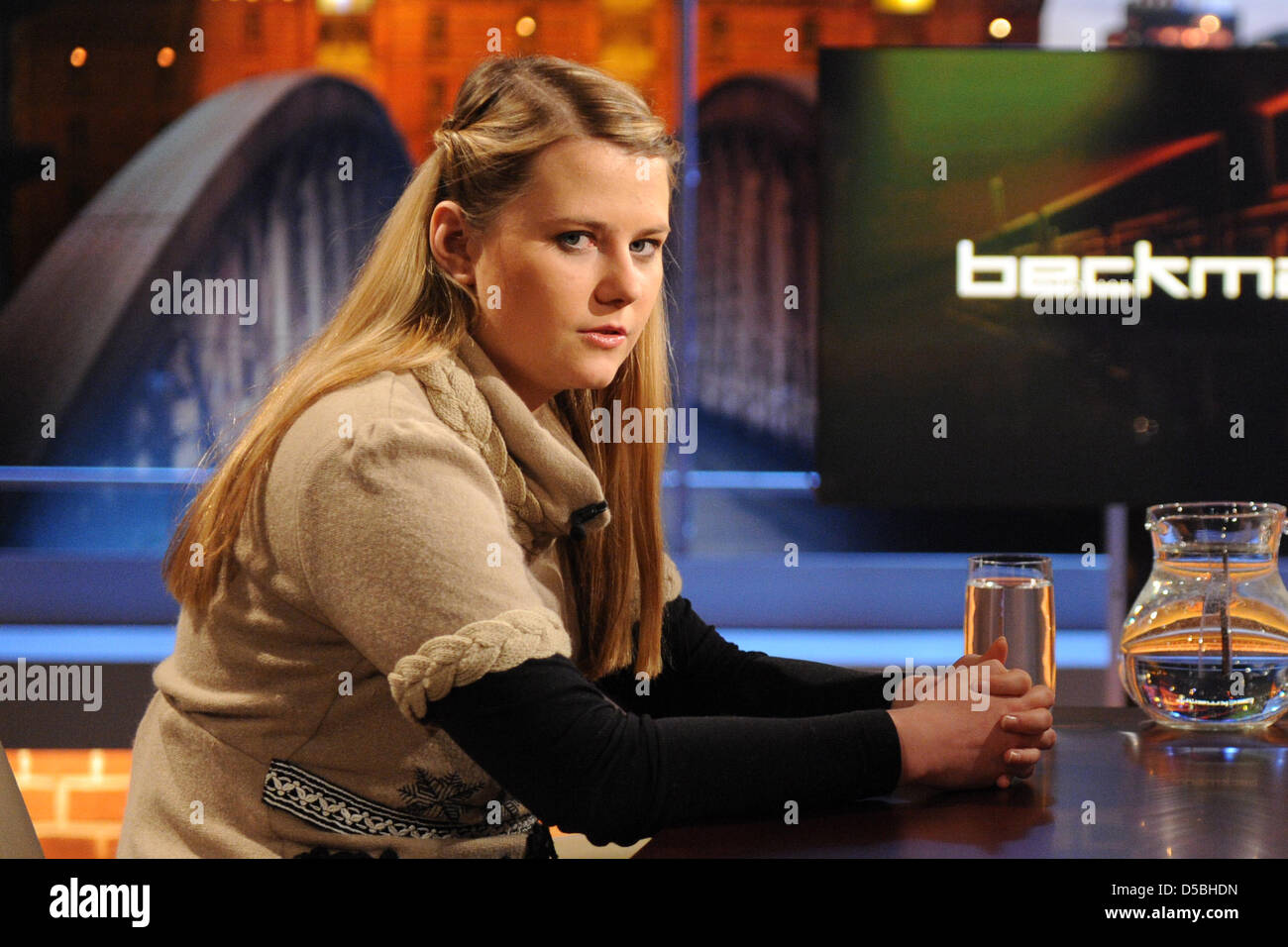 Natascha Kampusch siede in studio TV prima della registrazione del televisore talkshow "Beckmann' ad Amburgo, Germania, 04 settembre 2010. Kampusch darà una dettagliata intervista, che verrà trasmessa durante il "Beckmann' mostrano il 06 settembre 2010. Foto: MARCUS BRANDT Foto Stock