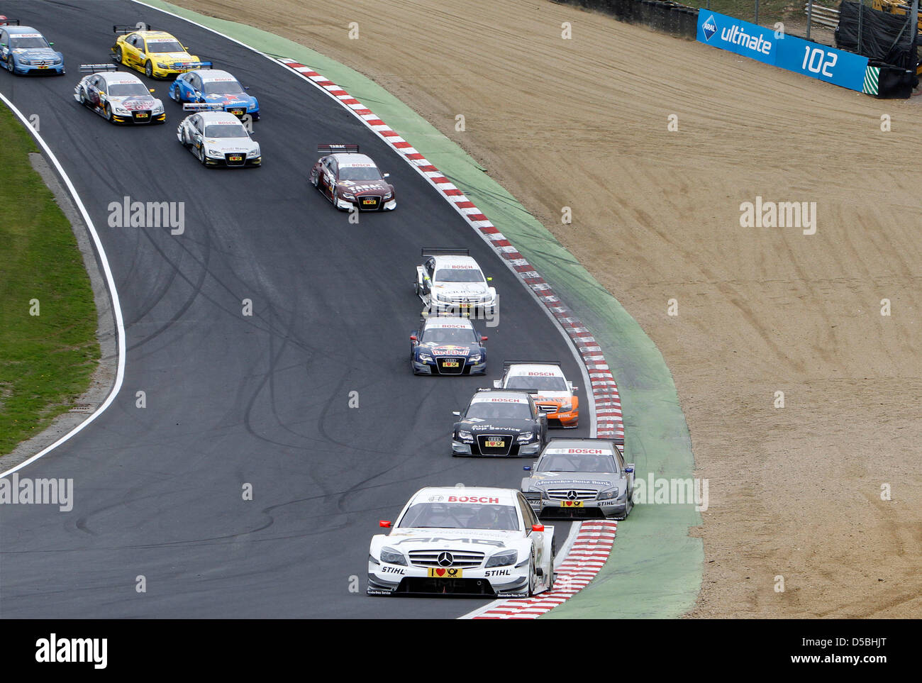 British Paul di Resta di Mercedes AMG conduce come il canadese Bruno Spengler di Mercedes AMG e il tedesco Timo Scheider del Team Audi Sport mantengono stretti durante la gara del DTM (Campionato tedesco delle vetture da turismo) di Brands Hatch, Gran Bretagna, 05 settembre 2010. Foto: Juergen tocca Foto Stock