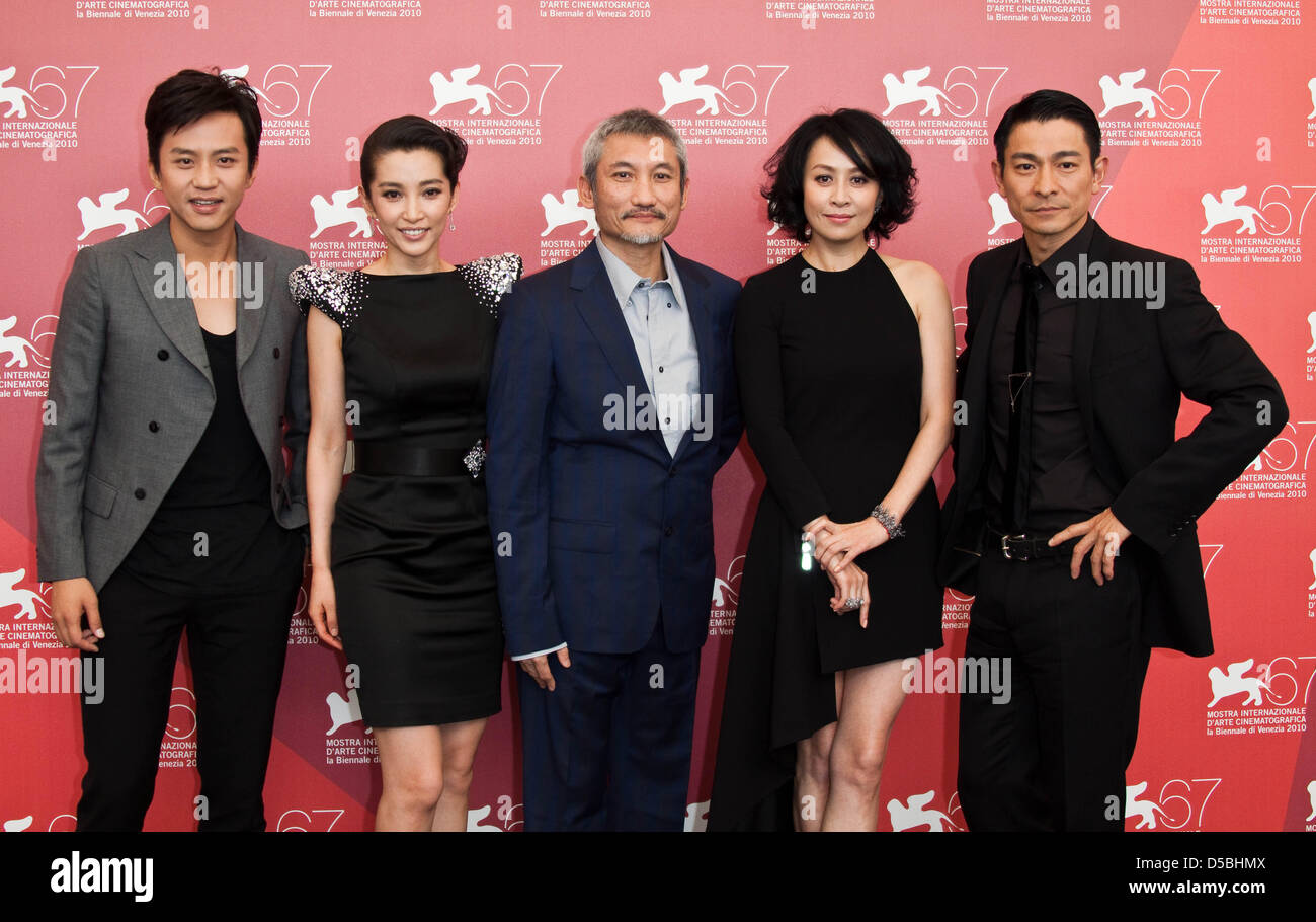 Direttore Tsui Hark (c) e gli attori (l-r) Deng Chao, Li Bingbing, Carina Lau e Andy Lau frequentare il photocall del 'detective Dee e il mistero della fiamma fantasma' durante la 67th Venice International Film Festival presso il Palazzo del Casinò di Venezia, Italia, 5 settembre 2010. Foto: Hubert Boesl Foto Stock