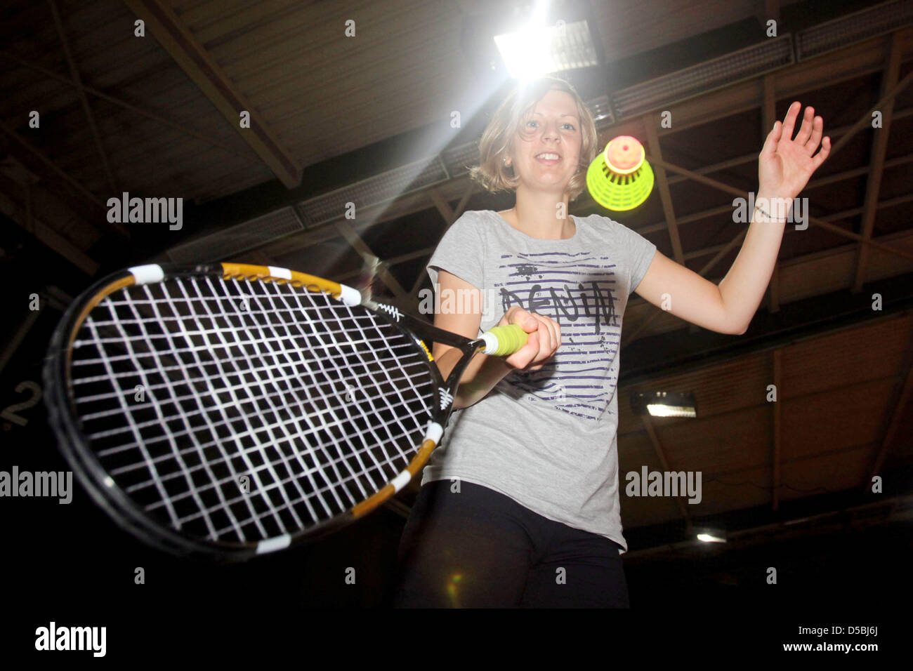 Una donna nella foto durante una velocità badminton corrispondono ad Amburgo, Germania, 24 agosto 2010. Speed badminton combina il più veloce gli aspetti di badminton, campi da squash e tennis. Foto: Malte cristiani Foto Stock