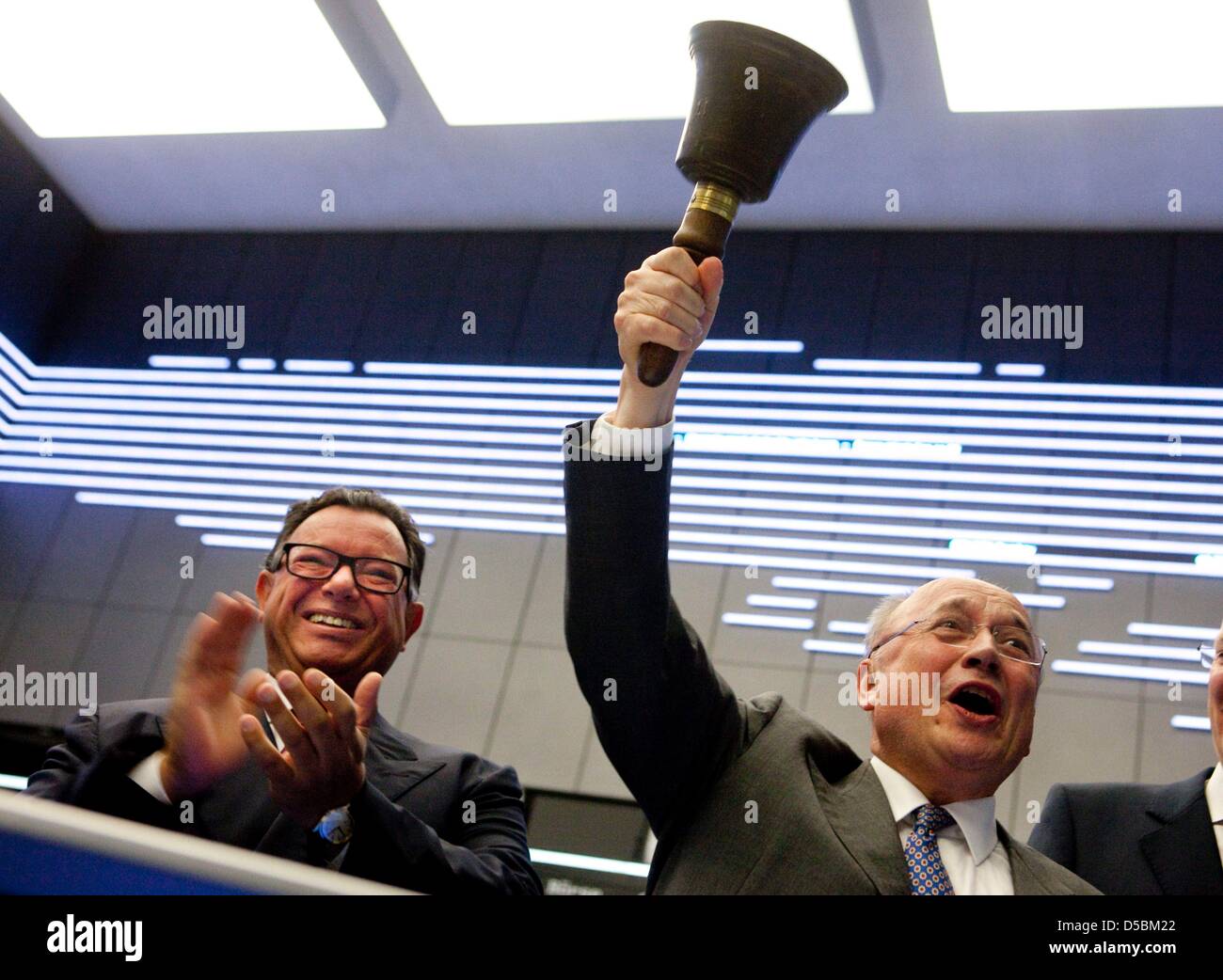 Banchiere Friedrich von Metzler (R) anelli una campana durante la celebrazione della 425th anniversario della borsa di Francoforte A Francoforte presso la principale, Germania, 10 settembre 2010. Sulla sinistra, Reto Francioni, presidente del mercato azionario tedesco AG, applaude e sorrisi. Il 09 settembre 1585 è detto essere la data di fondazione della Borsa di Francoforte, perché venditori int Foto Stock
