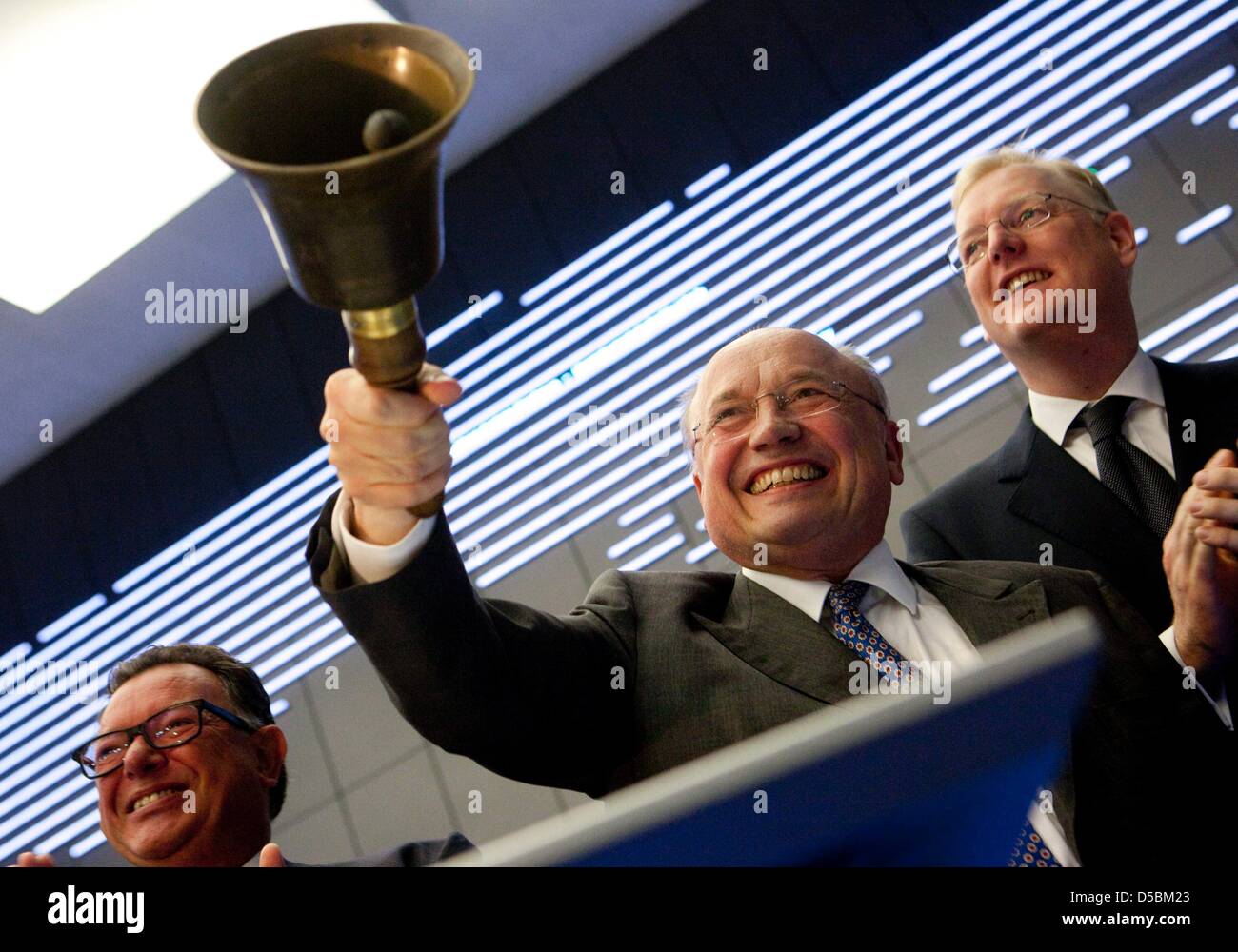 Banchiere Friedrich von Metzler (C) suona il campanello durante il 425th anniversario della borsa di Francoforte A Francoforte presso la principale, Germania, 10 settembre 2010. Sulla sinistra, Reto Francioni, presidente del mercato azionario tedesco AG, e a destra la città di responsabile economico del dipartimento, Markus Frank applaudire e sorridere. Il 09 settembre 1585 è detto essere la data di fo Foto Stock