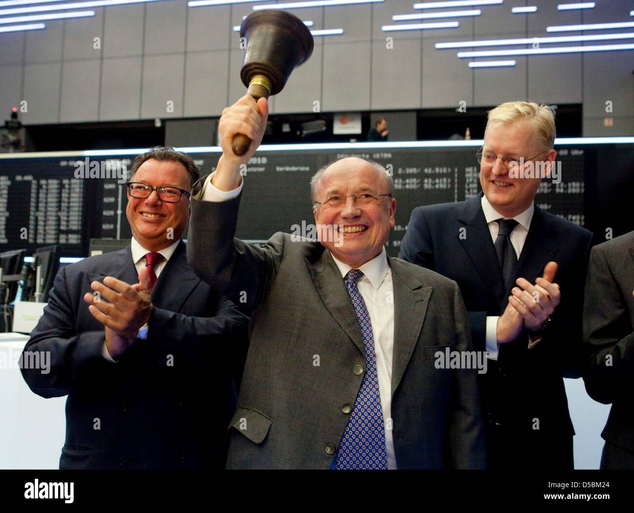 Banchiere Friedrich von Metzler (C) suona il campanello durante il 425th anniversario della borsa di Francoforte A Francoforte presso la principale, Germania, 10 settembre 2010. Sulla sinistra, Reto Francioni, presidente del mercato azionario tedesco AG, e a destra la città di responsabile economico del dipartimento, Markus Frank applaudire e sorridere. Il 09 settembre 1585 è detto essere la data di f Foto Stock