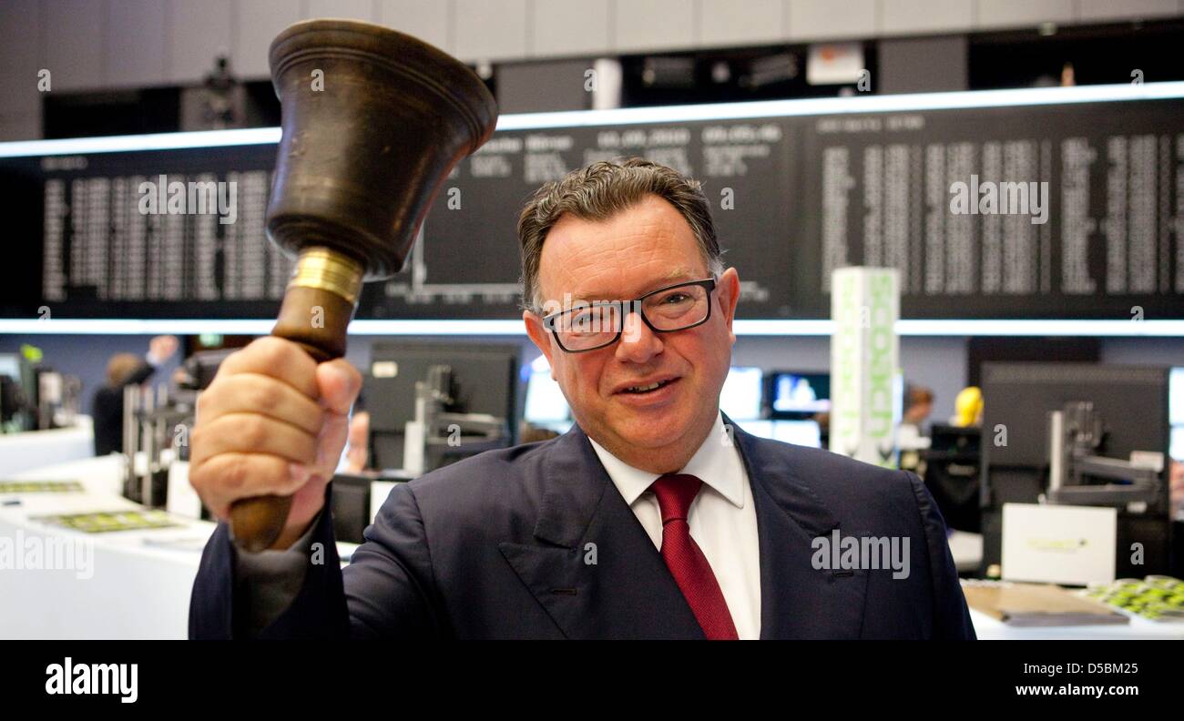 Reto Francioni, presidente del mercato azionario tedesco AG, suona il campanello durante il 425th anniversario della borsa di Francoforte A Francoforte presso la principale, Germania, 10 settembre 2010. Il 09 settembre 1585 è detto essere la data di fondazione della Borsa di Francoforte, perché venditori unitario introdotto tassi commerciali presso la fiera. Foto: Frank Rumpenhors Foto Stock