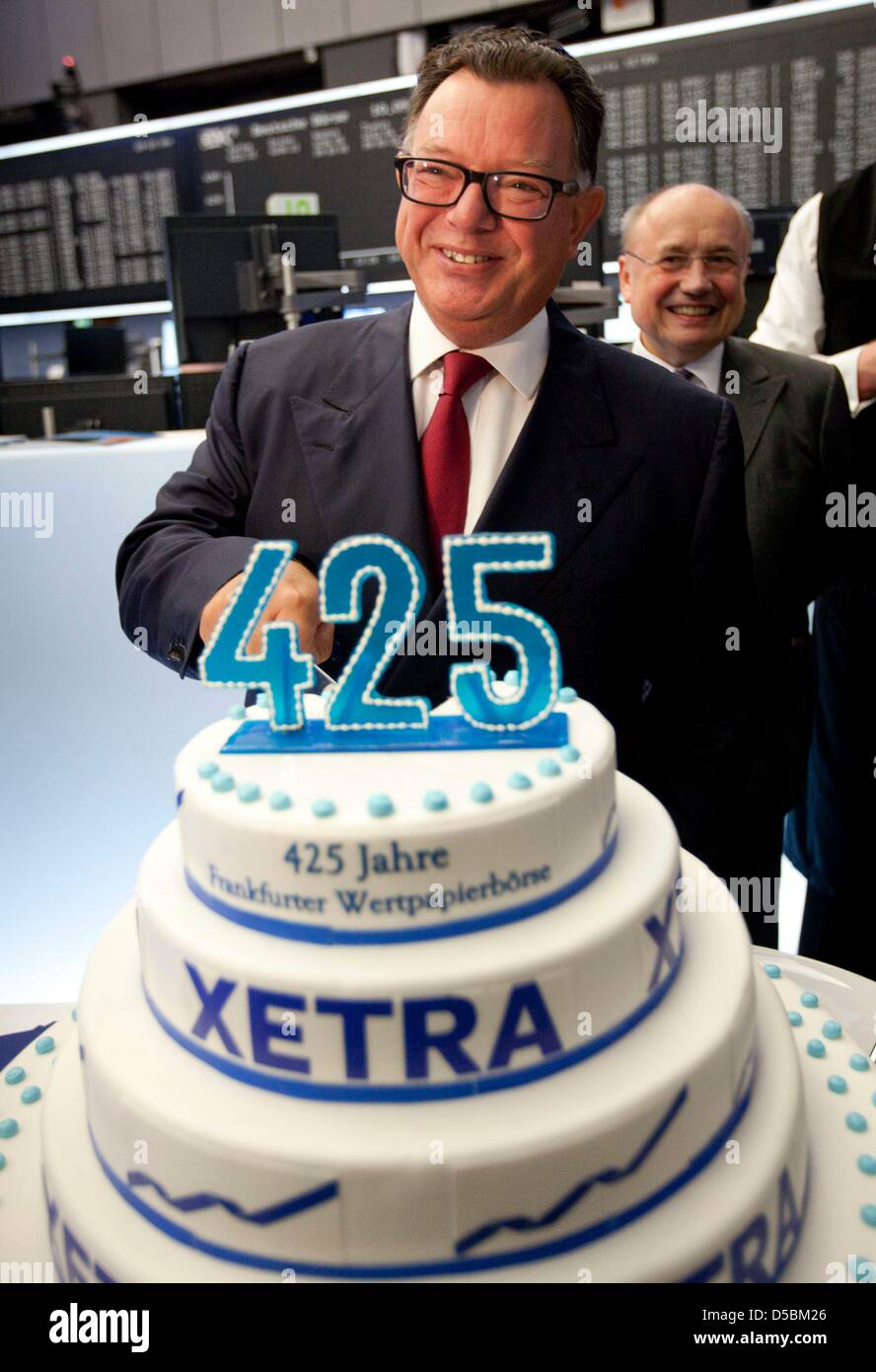 Reto Francioni, presidente del mercato azionario tedesco AG, taglia la torta durante la celebratin della 425th anniversario della borsa di Francoforte A Francoforte presso la principale, Germania, 10 settembre 2010. Il 09 settembre 1585 è detto essere la data di fondazione della Borsa di Francoforte, perché venditori unitario introdotto tassi commerciali presso la fiera. Foto: Frank Rumpe Foto Stock