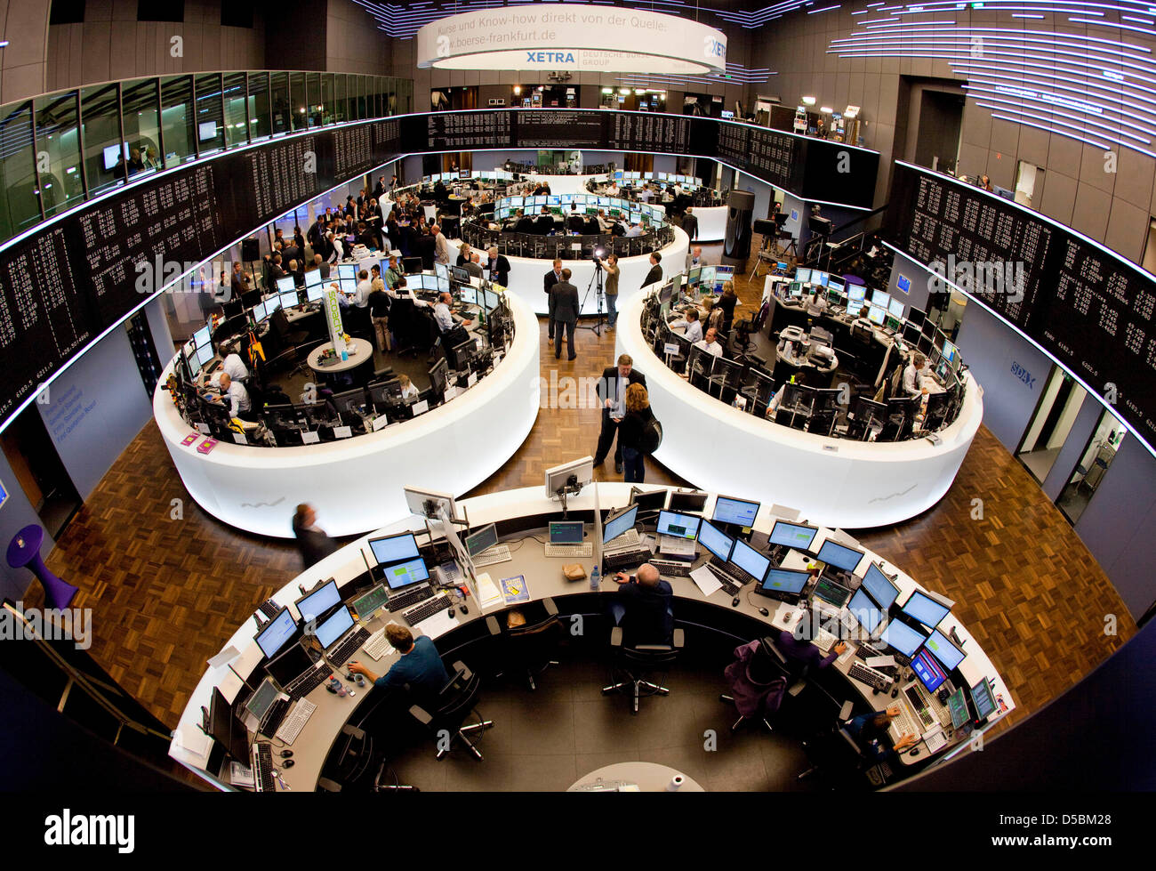 I commercianti e i partecipanti godere il 425th anniversario della borsa di Francoforte A Francoforte presso la principale, Germania, 10 settembre 2010. Il 09 settembre 1585 è detto essere la data di fondazione della Borsa di Francoforte, perché venditori unitario introdotto tassi commerciali presso la fiera. Foto: Frank Rumpenhorst dpa/i Foto Stock