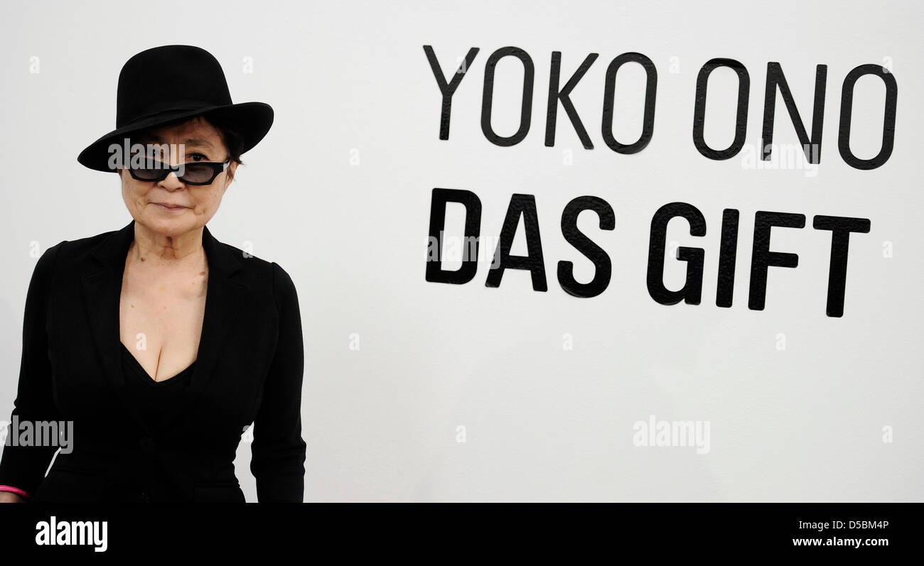 Japanese-American artista Yoko Ono presenta la sua nuova installazione "Poison' nella galleria Haunch di cervo a Berlino, Germania, 10 settembre 2010. Il pezzo di arte è costituito da video, registrazioni audio e sculture. La vedova di John Lennon tiene a sottolineare la violenza che si manifesta in tutto il mondo. Foto: Annibale Foto Stock