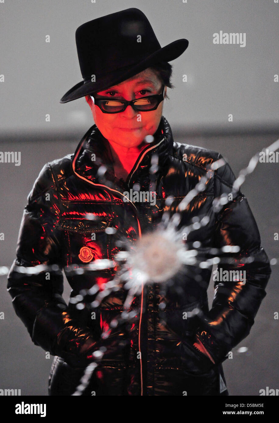 Japanese-American artista Yoko Ono pone dietro il pezzo di arte 'un foro' (un glas riquadro con un foro di proiettile) durante la fase di apertura della sua nuova installazione "Poison' nella galleria Haunch di cervo a Berlino, Germania, 10 settembre 2010. L'installazione consiste di video, registrazioni audio e sculture. La vedova di John Lennon tiene a sottolineare la violenza che si manifesta in tutto il mondo. Phot Foto Stock