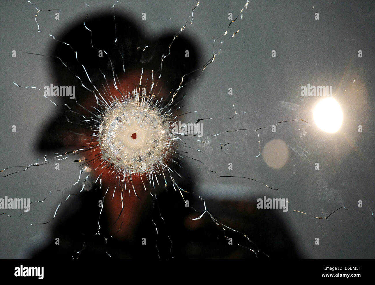 Japanese-American artista Yoko Ono pone dietro il pezzo di arte 'un foro' (un glas riquadro con un foro di proiettile) durante la fase di apertura della sua nuova installazione "Poison' nella galleria Haunch di cervo a Berlino, Germania, 10 settembre 2010. L'installazione consiste di video, registrazioni audio e sculture. La vedova di John Lennon tiene a sottolineare la violenza che si manifesta in tutto il mondo. Phot Foto Stock