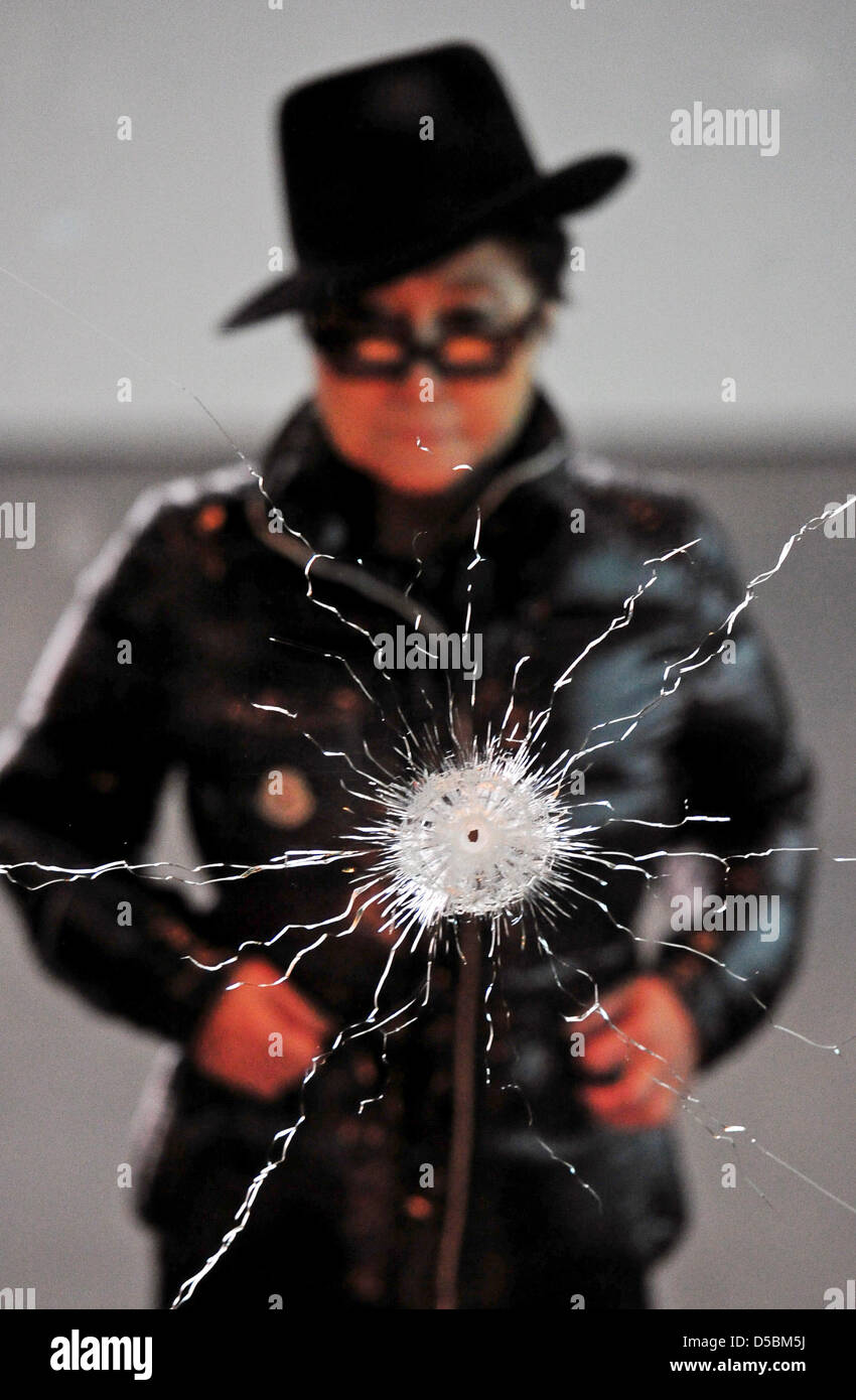 Japanese-American artista Yoko Ono pone dietro il pezzo di arte 'un foro' (un glas riquadro con un foro di proiettile) durante la fase di apertura della sua nuova installazione "Poison' nella galleria Haunch di cervo a Berlino, Germania, 10 settembre 2010. L'installazione consiste di video, registrazioni audio e sculture. La vedova di John Lennon tiene a sottolineare la violenza che si manifesta in tutto il mondo. Phot Foto Stock