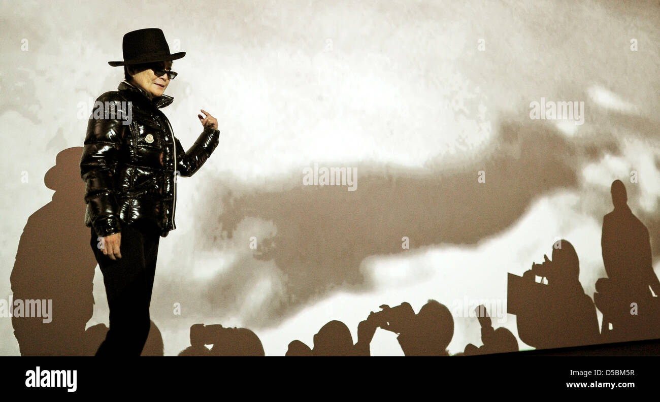 Japanese-American artista Yoko Ono comporta per il pezzo di arte â ombreâ durante la fase di apertura della sua nuova installazione "Poison' nella galleria Haunch di cervo a Berlino, Germania, 10 settembre 2010. L'installazione consiste di video, registrazioni audio e sculture. La vedova di John Lennon tiene a sottolineare la violenza che si manifesta in tutto il mondo. Foto: Annibale Foto Stock