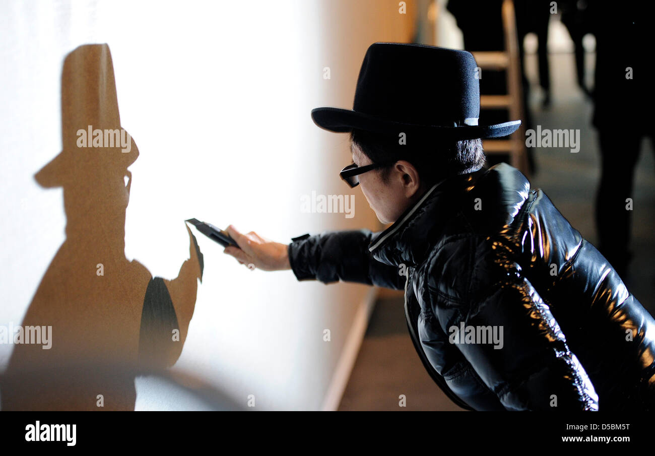 Japanese-American artista Yoko Ono comporta per il pezzo di arte â ombreâ durante la fase di apertura della sua nuova installazione "Poison' nella galleria Haunch di cervo a Berlino, Germania, 10 settembre 2010. L'installazione consiste di video, registrazioni audio e sculture. La vedova di John Lennon tiene a sottolineare la violenza che si manifesta in tutto il mondo. Foto: Annibale Foto Stock